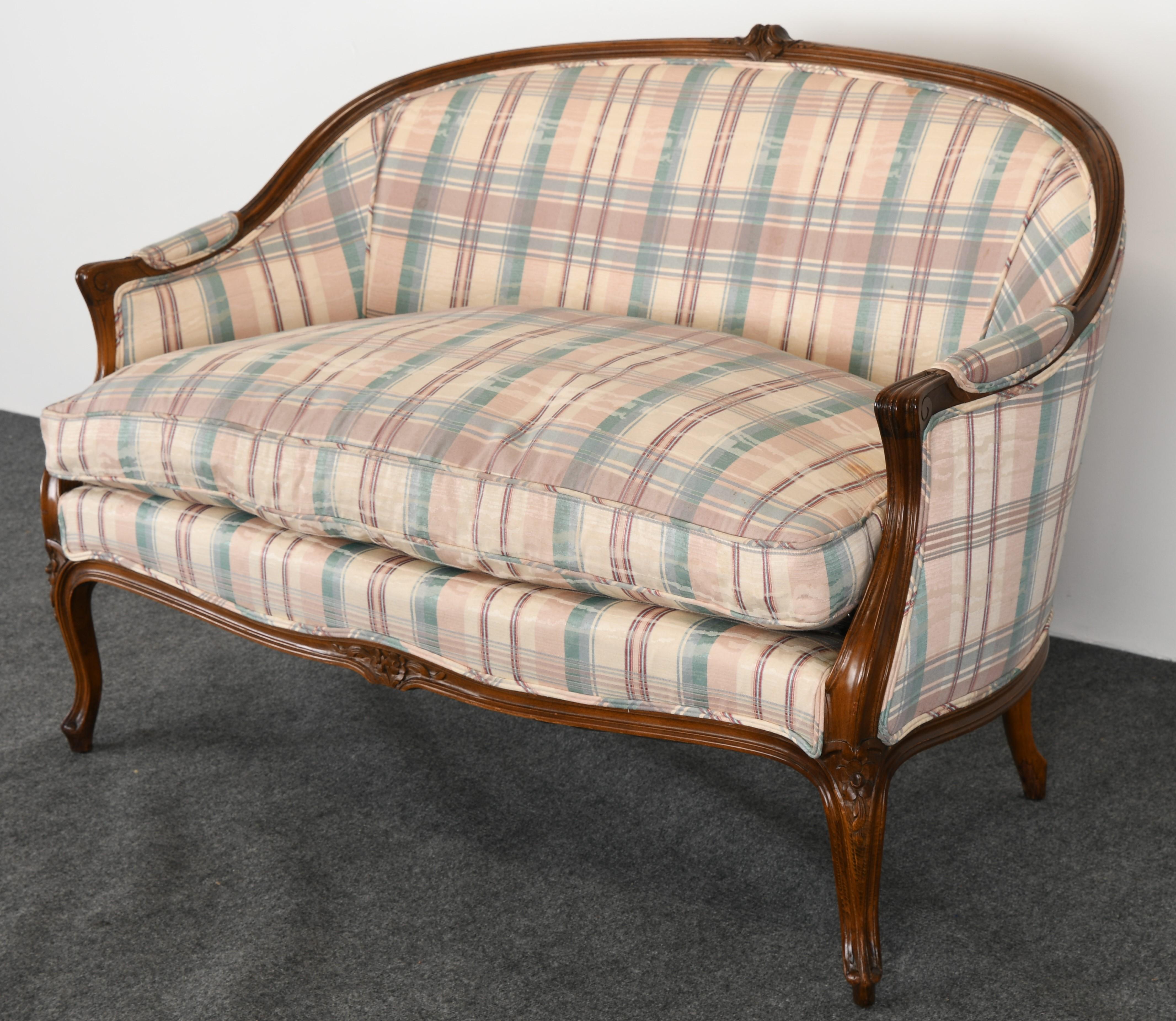 French Louis XV Style Beechwood Settee or Sofa, 1920s In Good Condition In Hamburg, PA