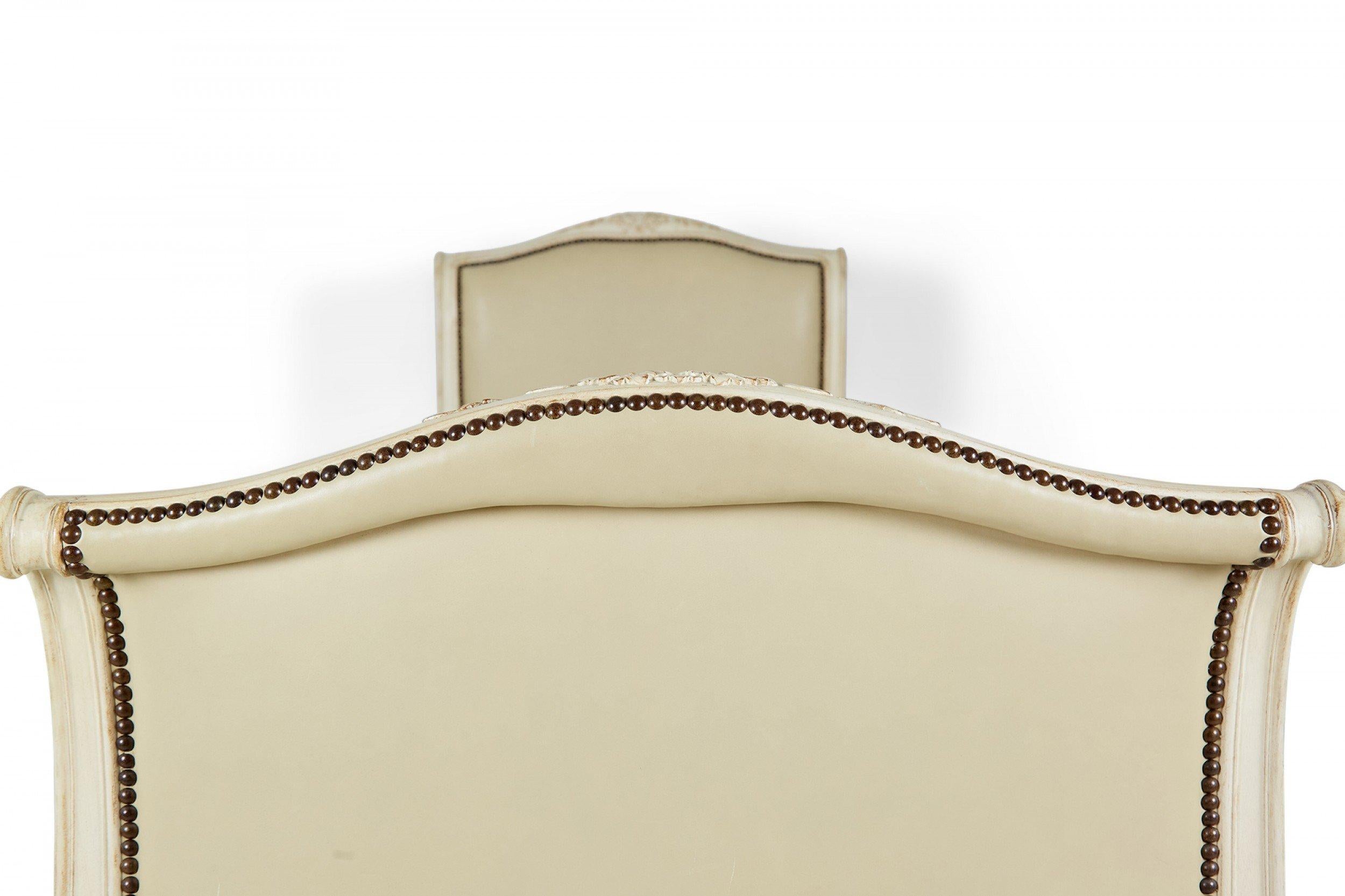 French Louis XV-Style Beige Wooden Leather Upholstered Daybed For Sale 6