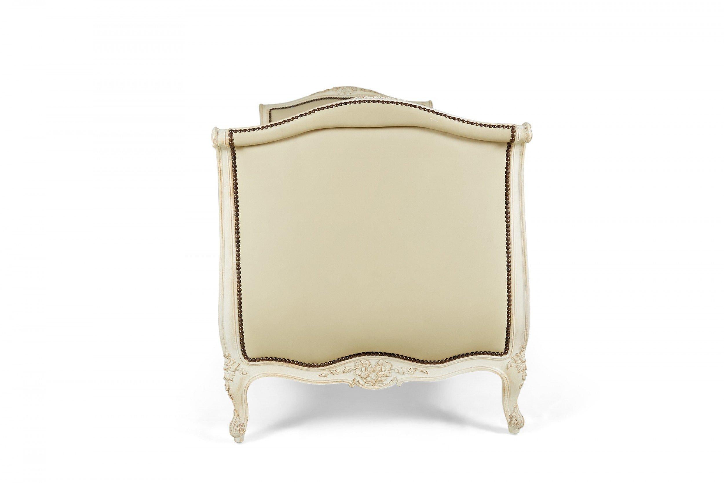 French Louis XV-Style Beige Wooden Leather Upholstered Daybed In Good Condition For Sale In Queens, NY