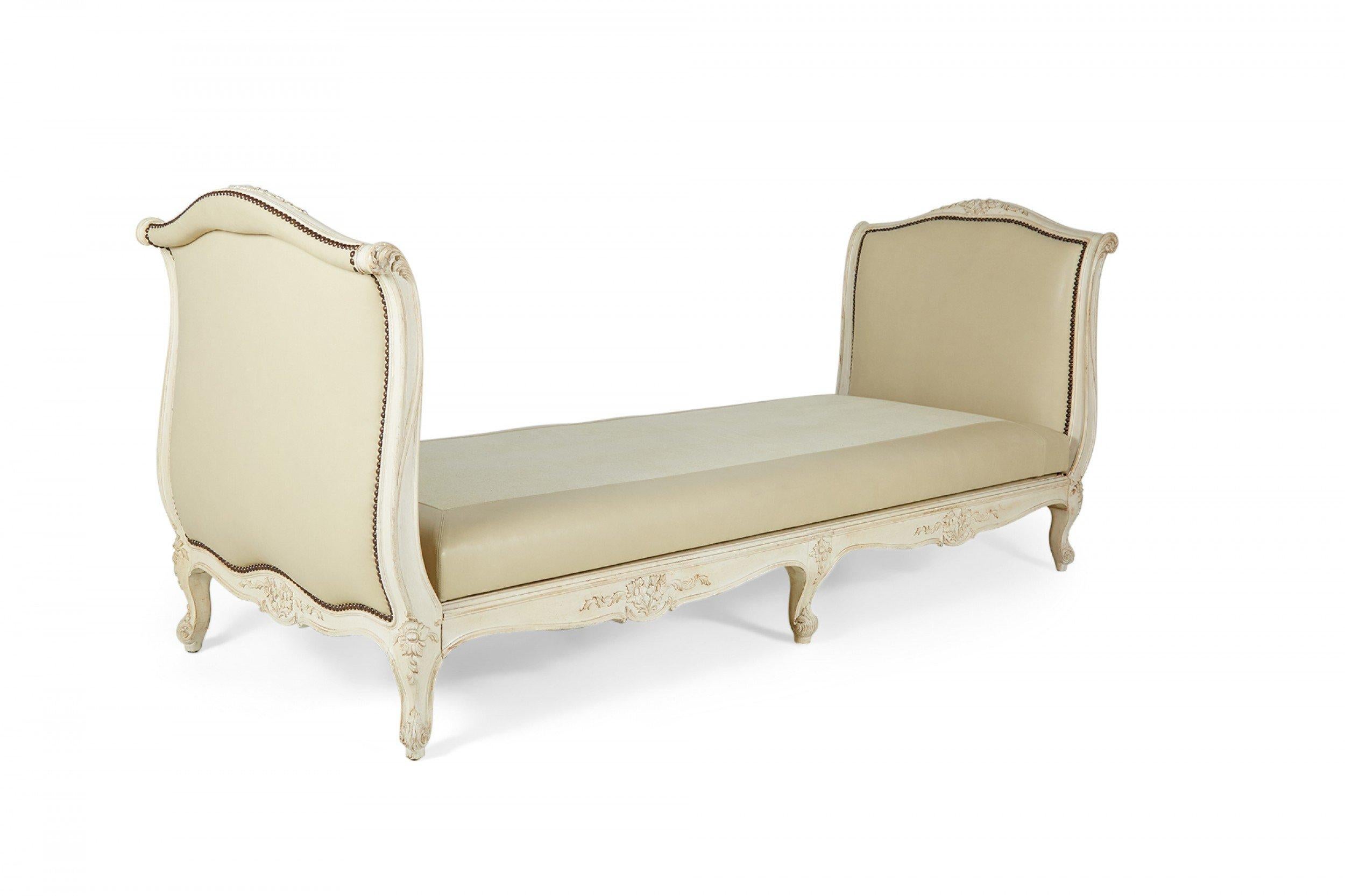 20th Century French Louis XV-Style Beige Wooden Leather Upholstered Daybed For Sale