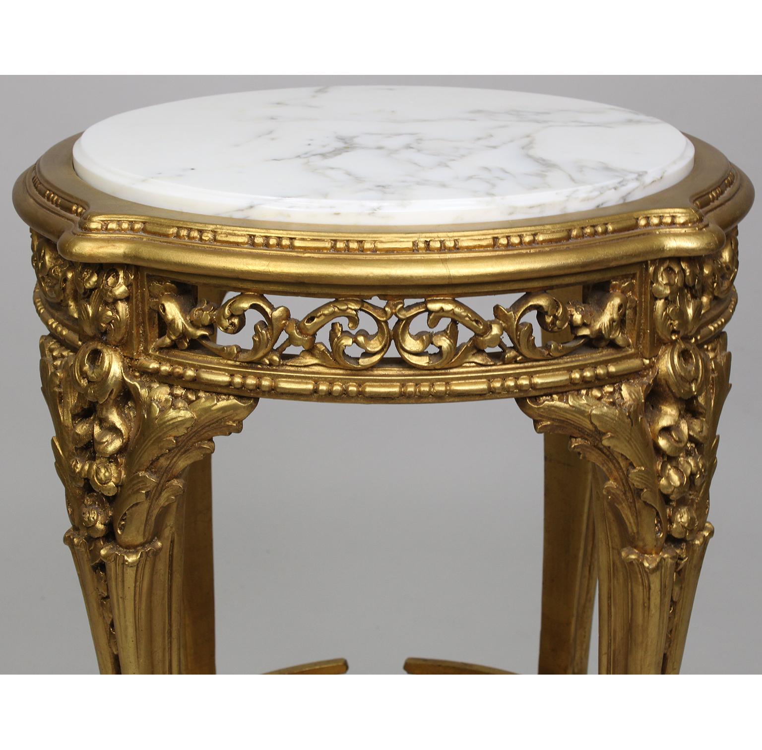 Geschnitzter Guridon-Tisch aus vergoldetem Holz mit Marmorplatte im Louis XV.-Stil „Belle Poque“ (Belle Époque) im Angebot