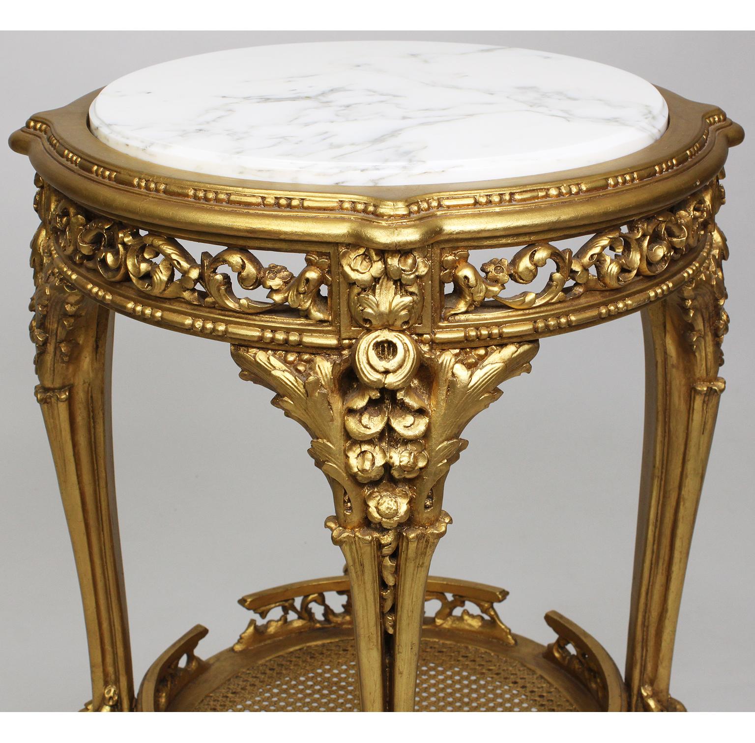 Geschnitzter Guridon-Tisch aus vergoldetem Holz mit Marmorplatte im Louis XV.-Stil „Belle Poque“ (Französisch) im Angebot