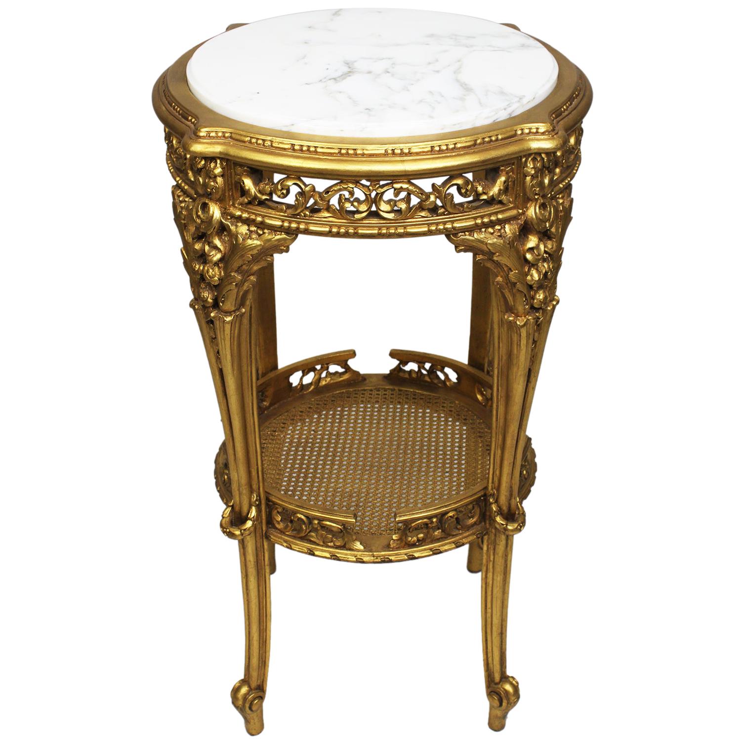 Geschnitzter Guridon-Tisch aus vergoldetem Holz mit Marmorplatte im Louis XV.-Stil „Belle Poque“