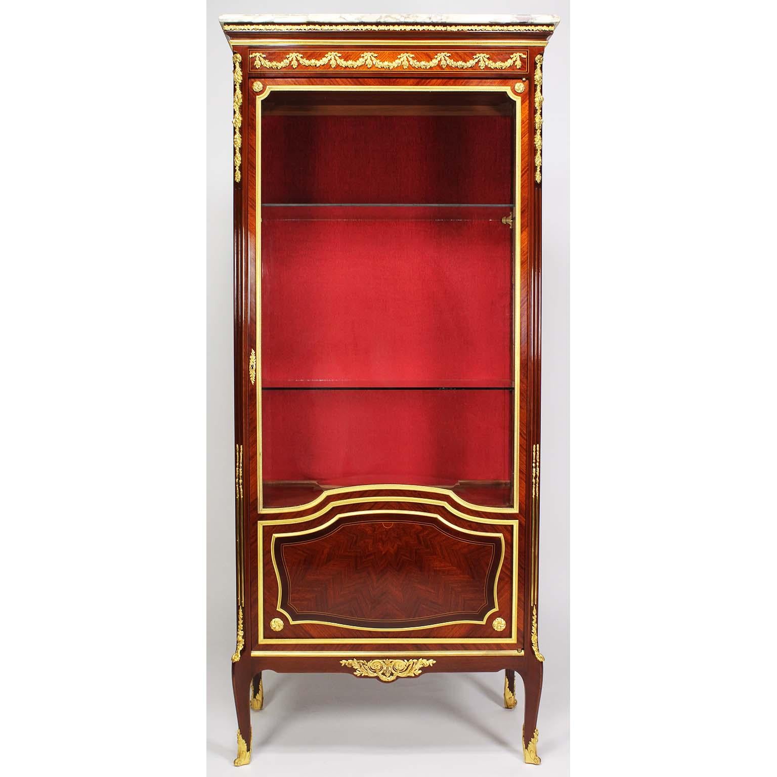A very fine French Louis XV style Belle Époque mahogany and tulipwood ormolu-mounted vitrine cabinet with a Brêche violette marble top, attributed to François Linke (1855-1946). The single door vitrine with beveled glass panels, surmounted with