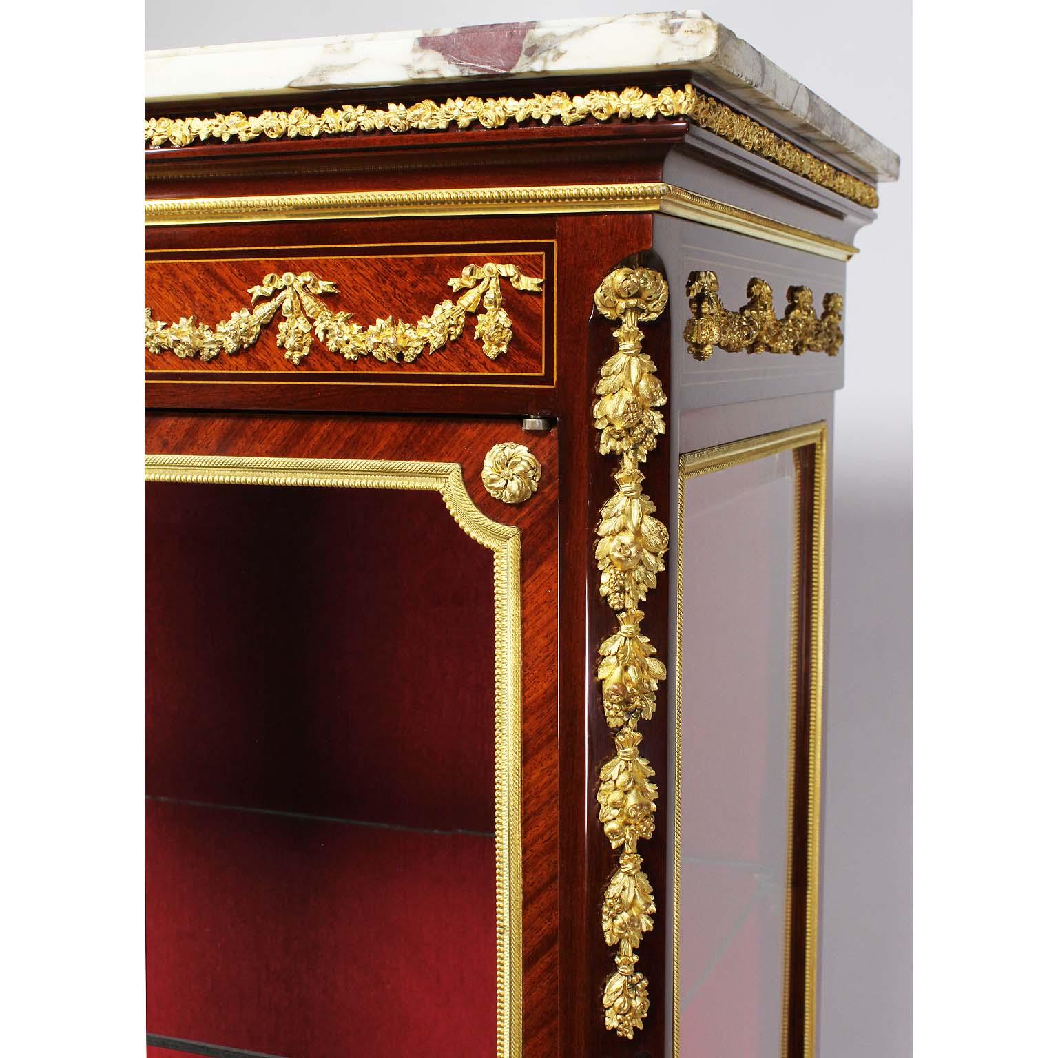 Early 20th Century French Louis XV Style Belle Époque Mahogany & Ormolu-Mounted Vitrine Attr. Linke For Sale