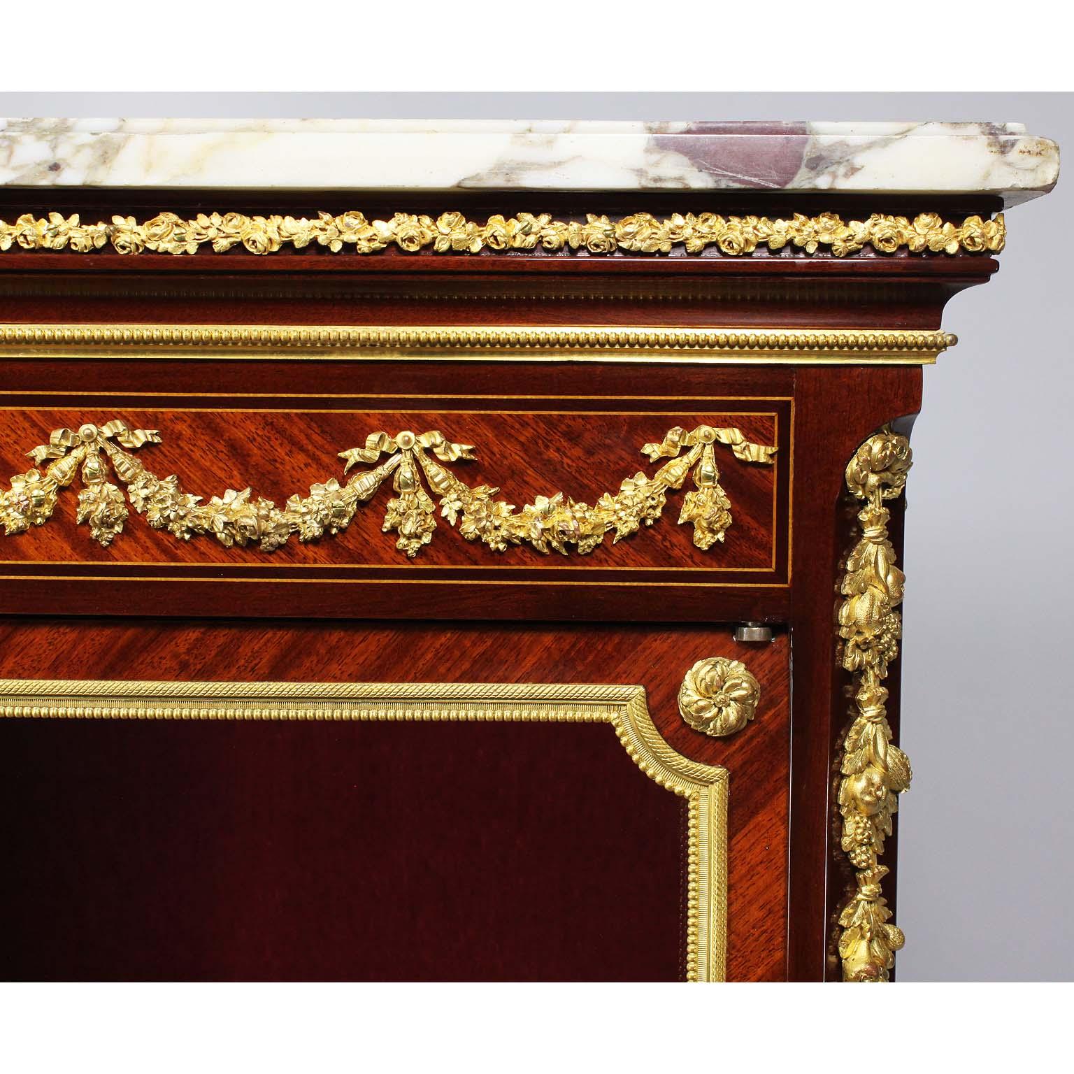 Acajou Vitrine française de style Louis XV de la Belle Époque en acajou et bronze doré, attr. Linke en vente