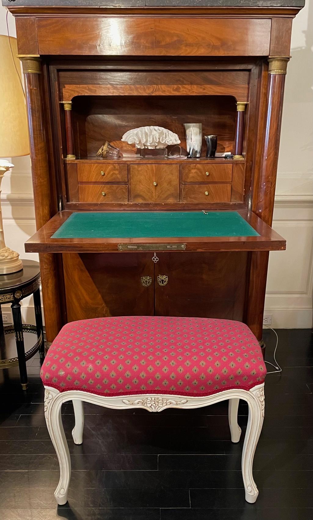 Banc français de style Louis XV, tissu rouge framboise en vente 4