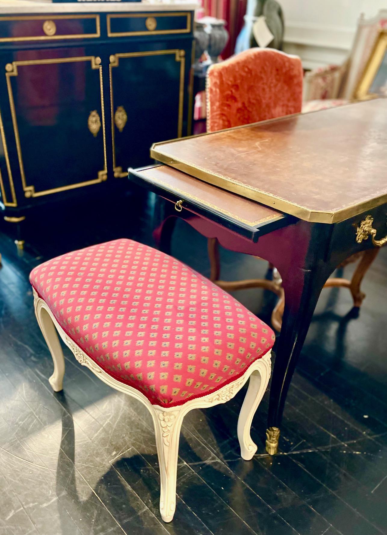 Banc français de style Louis XV, tissu rouge framboise en vente 5