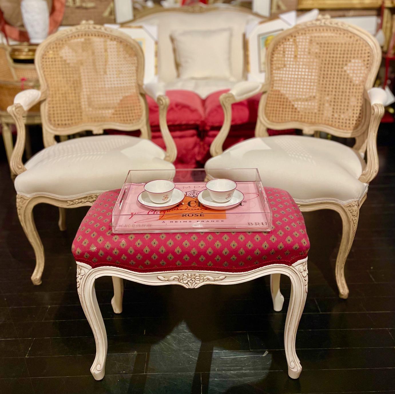 Banc français de style Louis XV, tissu rouge framboise en vente 6