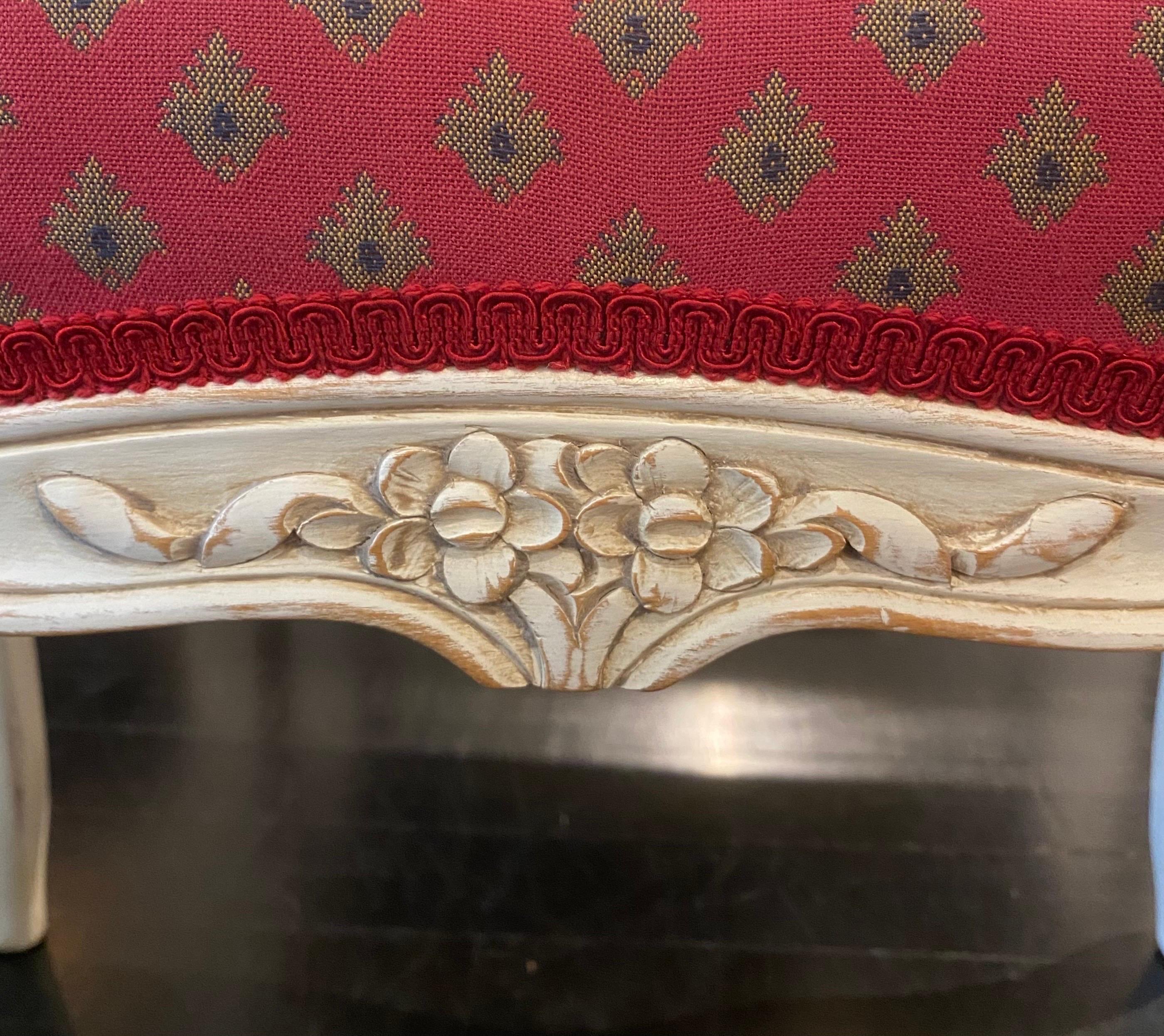 Banc français de style Louis XV, tissu rouge framboise en vente 11