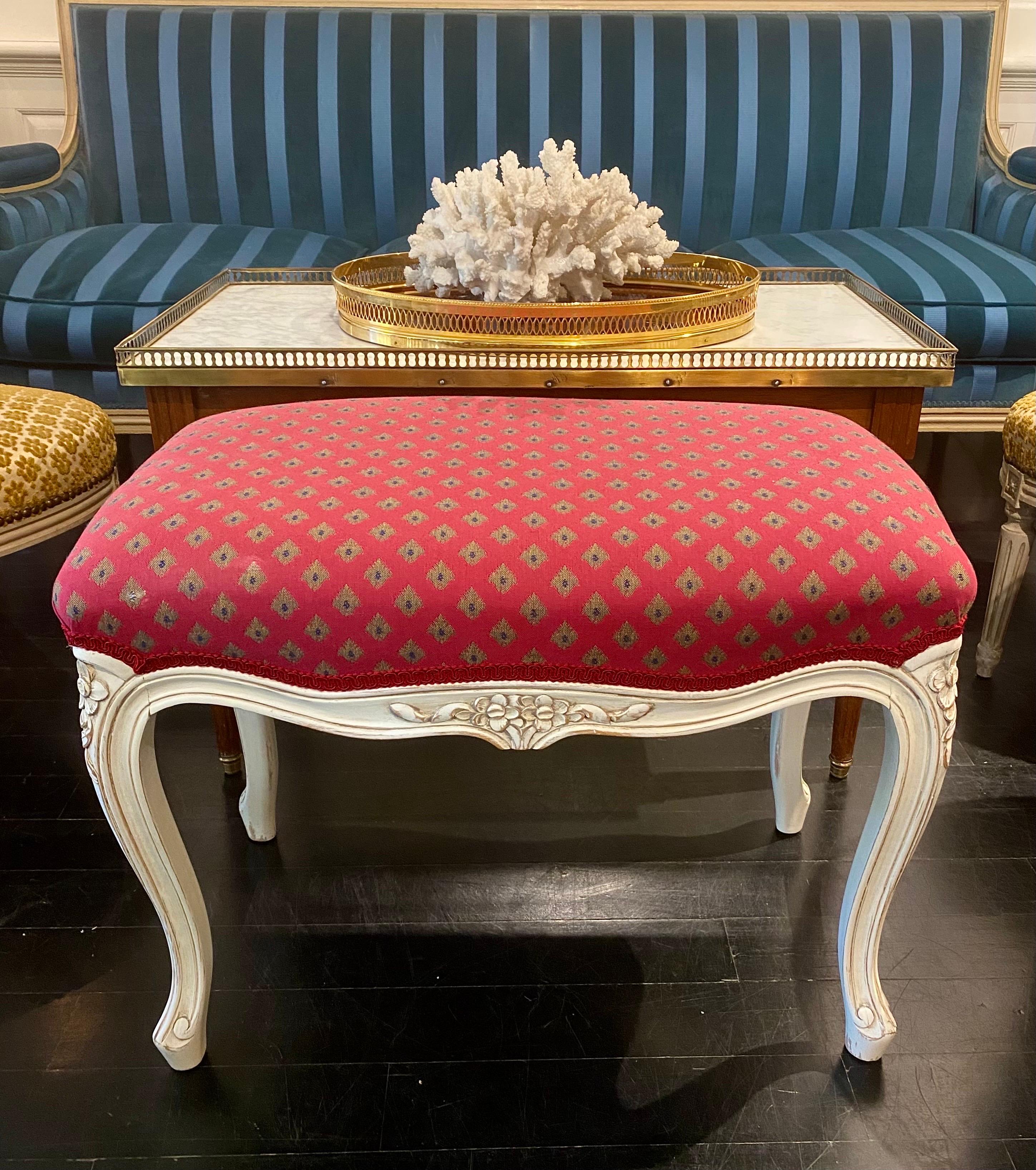 Banc français de style Louis XV, tissu rouge framboise en vente 13