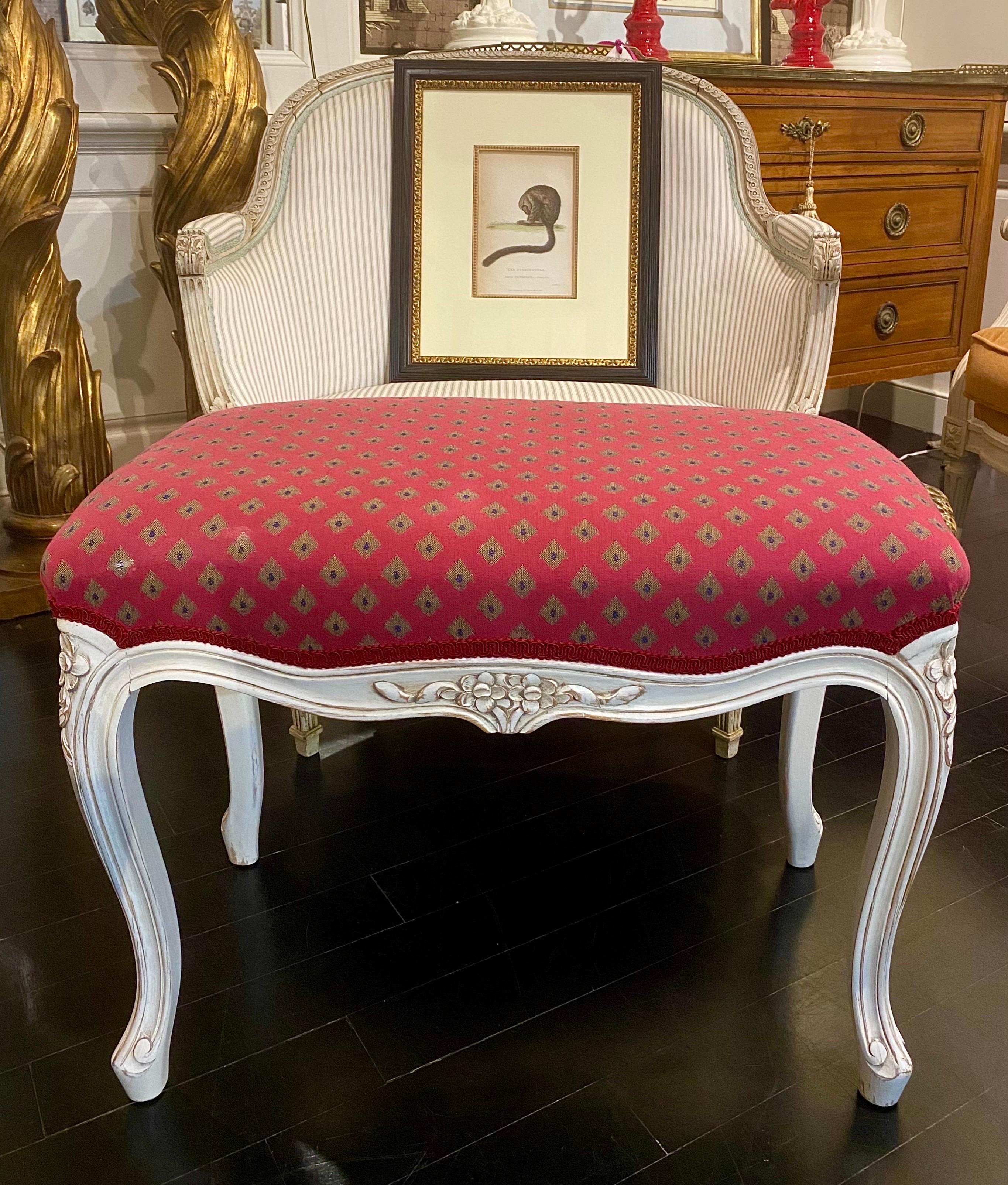 Français Banc français de style Louis XV, tissu rouge framboise en vente