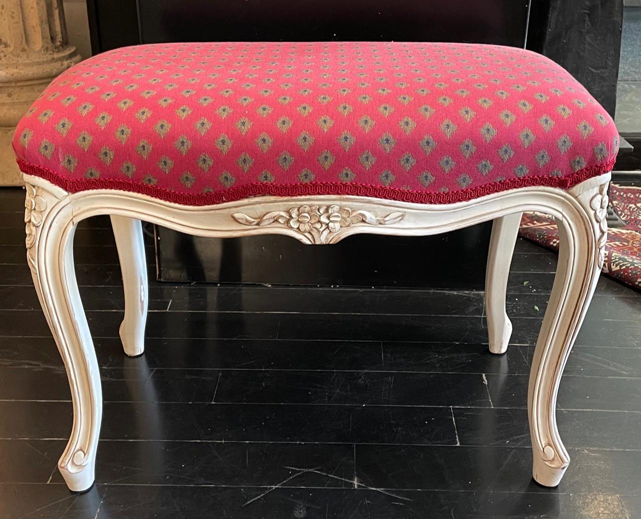 Sculpté Banc français de style Louis XV, tissu rouge framboise en vente