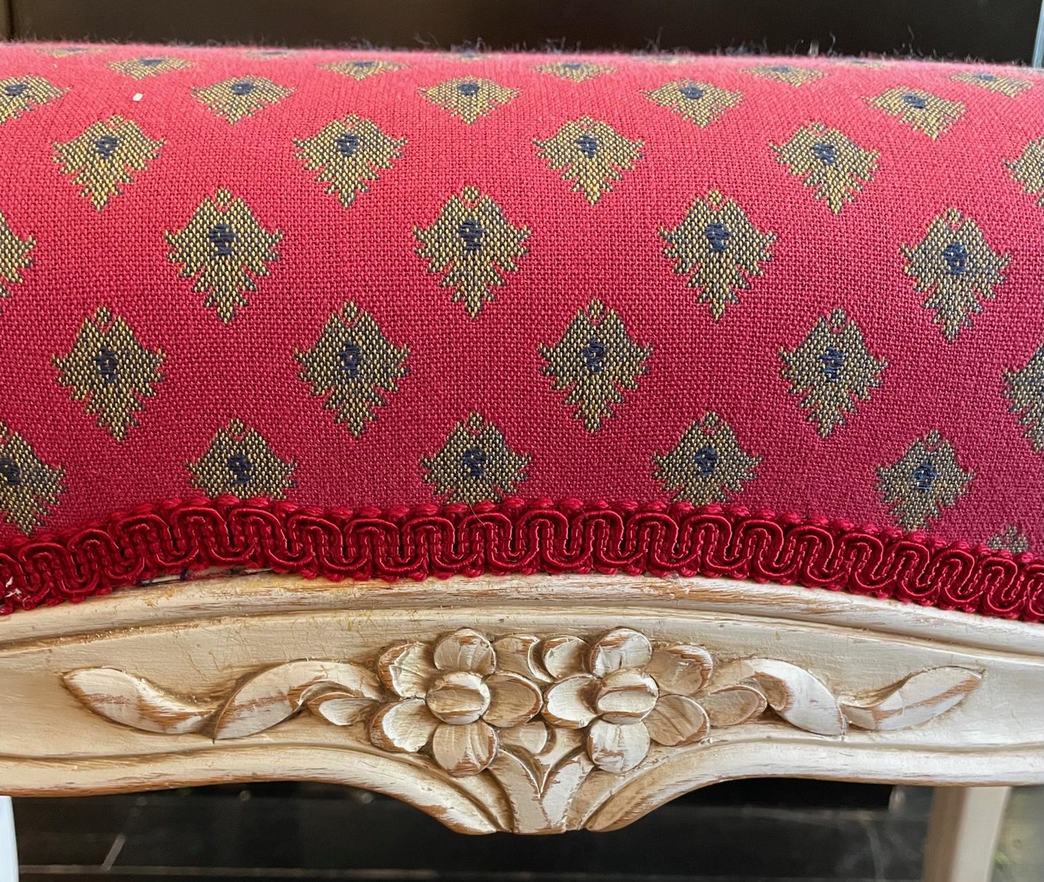 Banc français de style Louis XV, tissu rouge framboise Bon état - En vente à Montreal, Quebec