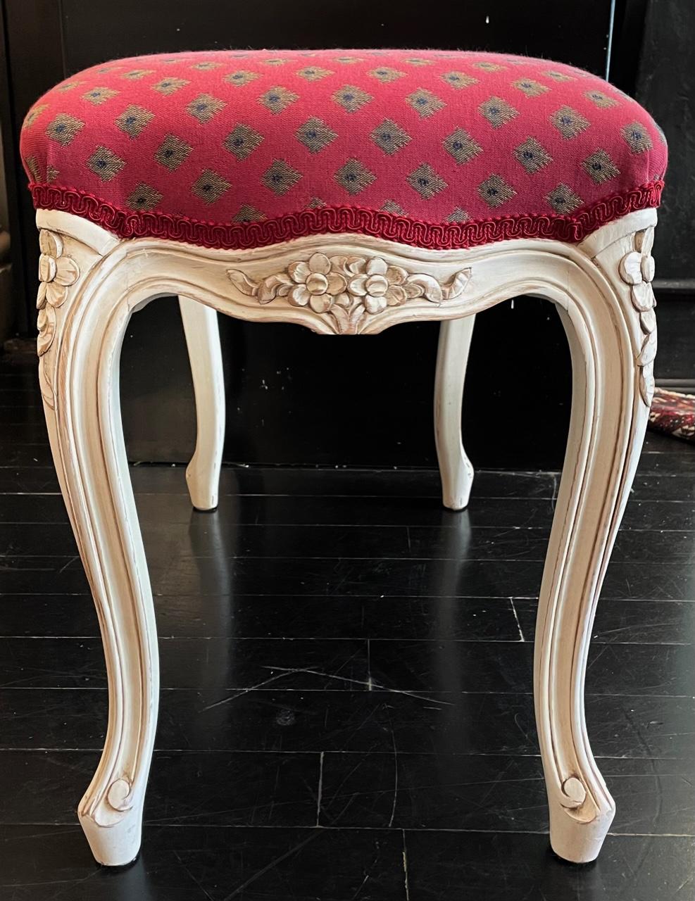 20ième siècle Banc français de style Louis XV, tissu rouge framboise en vente