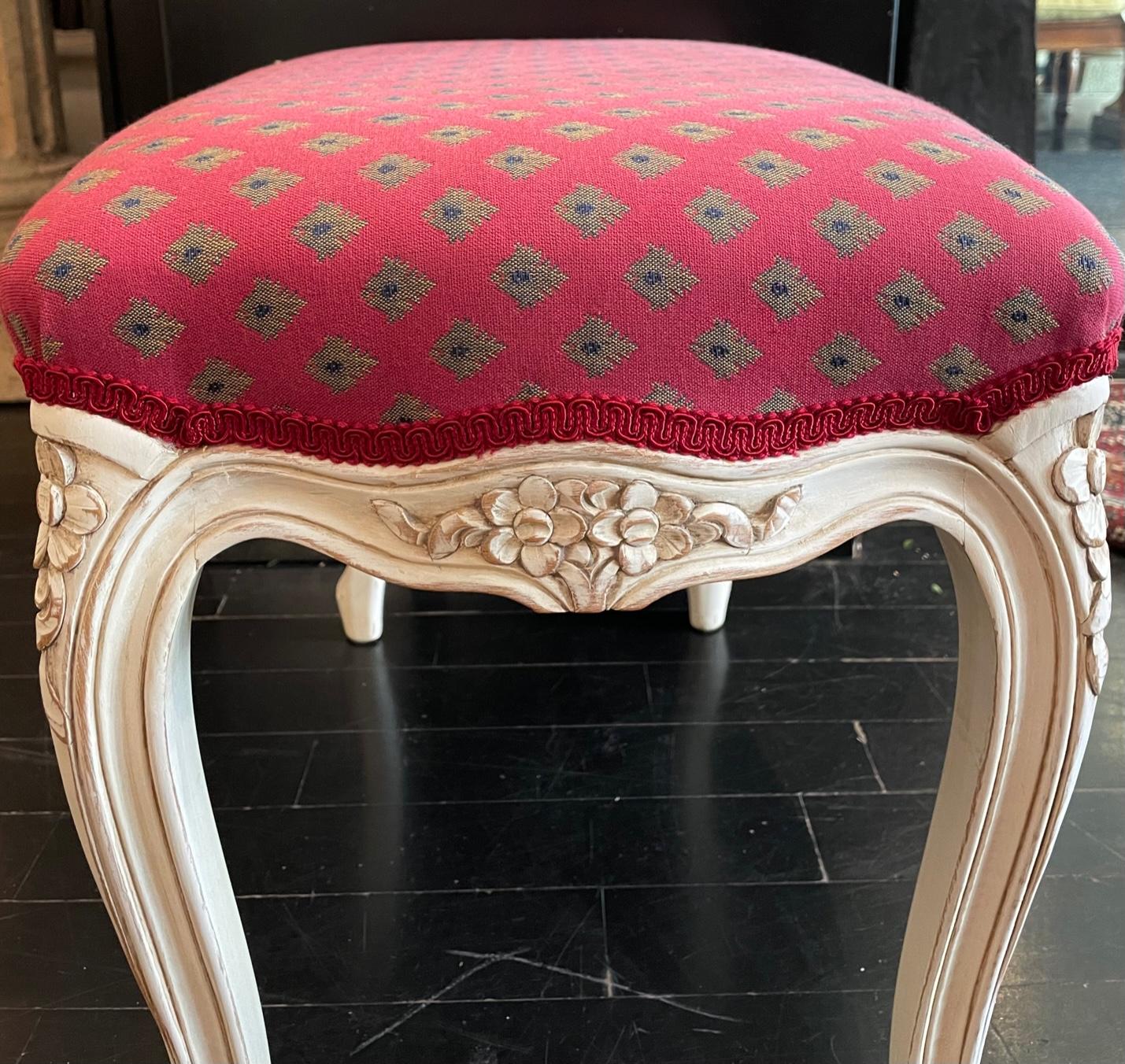 Bois Banc français de style Louis XV, tissu rouge framboise en vente