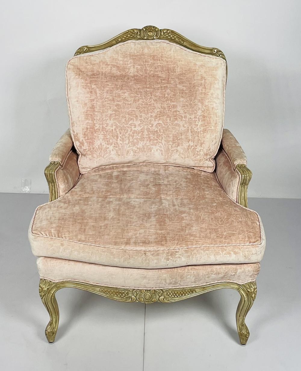 Nous vous présentons notre exquise bergère française de style Louis XV, un ajout étonnant à tout espace intérieur. Cette chaise respire l'élégance et la sophistication avec son cadre doré orné et son luxueux revêtement en tissu rose. Fabriqué dans