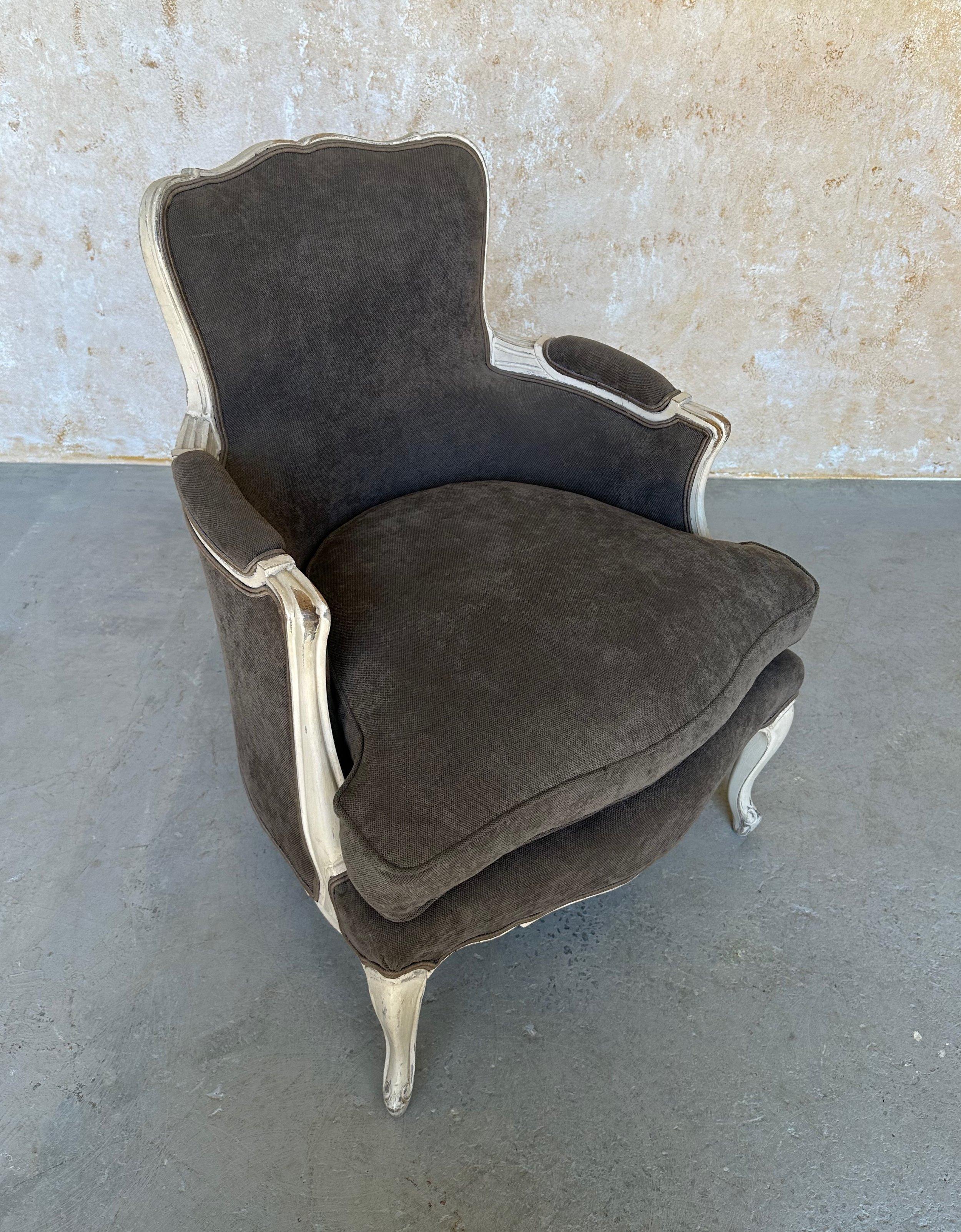 Bergère Francesa Estilo Luis XV con Marco Tallado en Bueno estado para la venta en Buchanan, NY