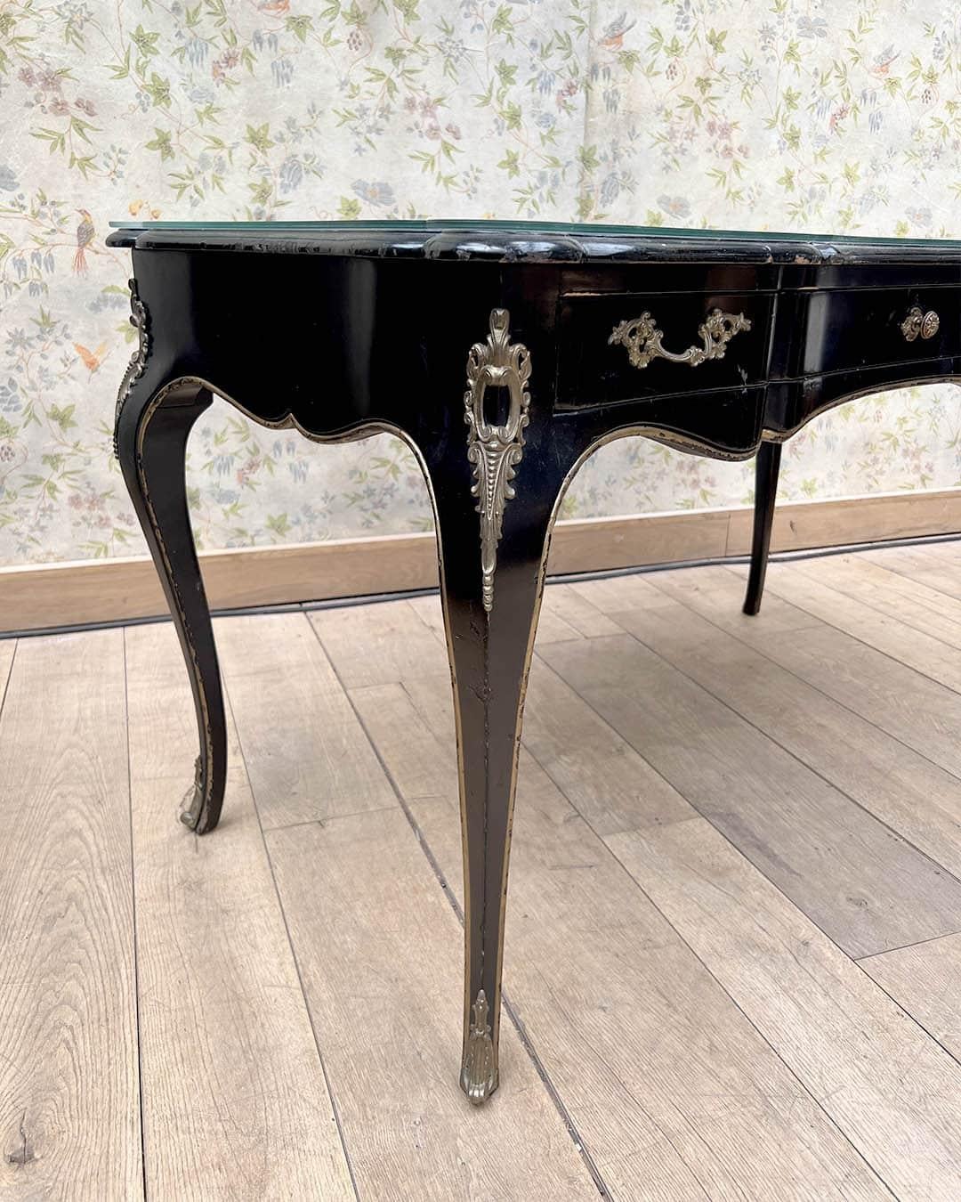 Français Bureau Plat de style Louis XV noirci et doré en vente
