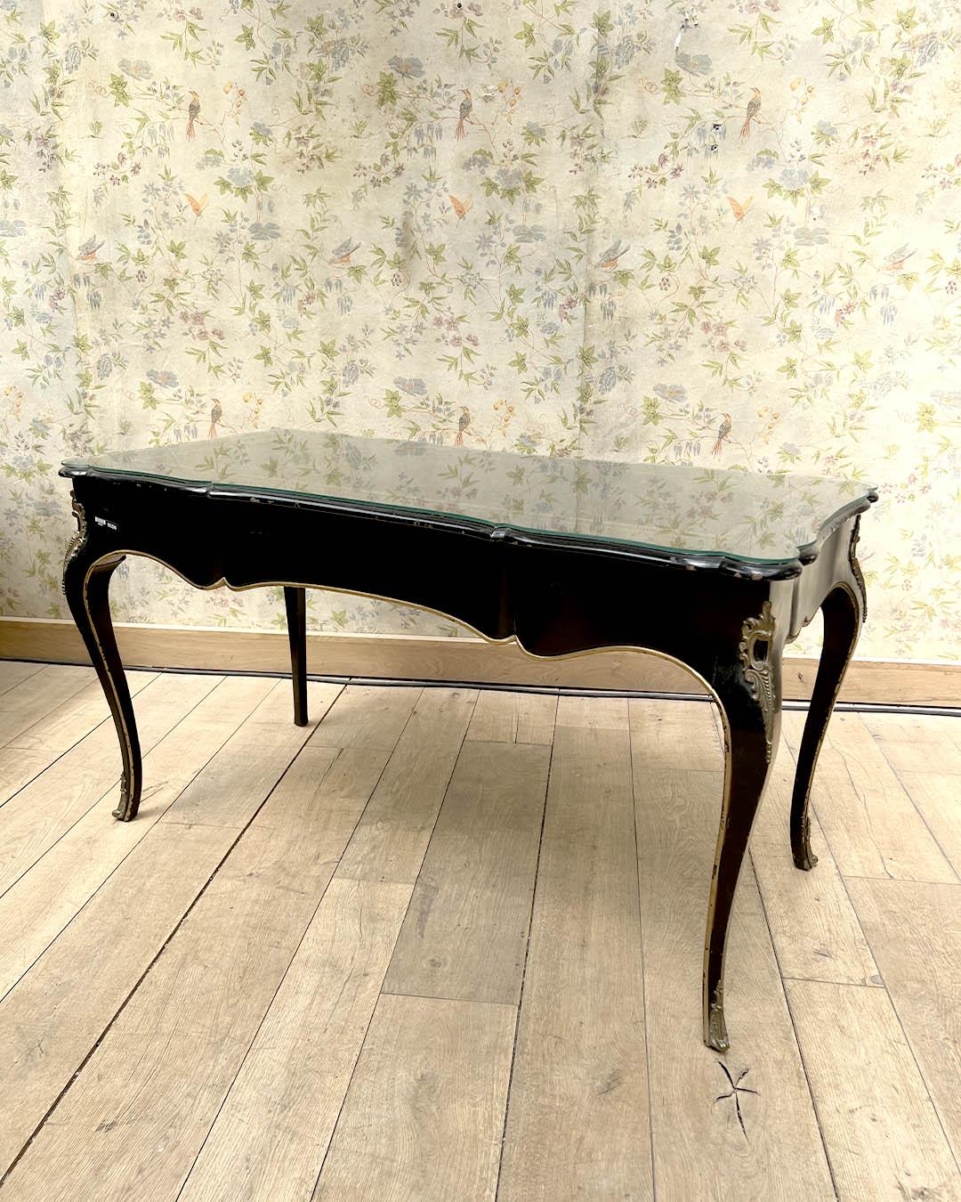 Fin du XIXe siècle Bureau Plat de style Louis XV noirci et doré en vente