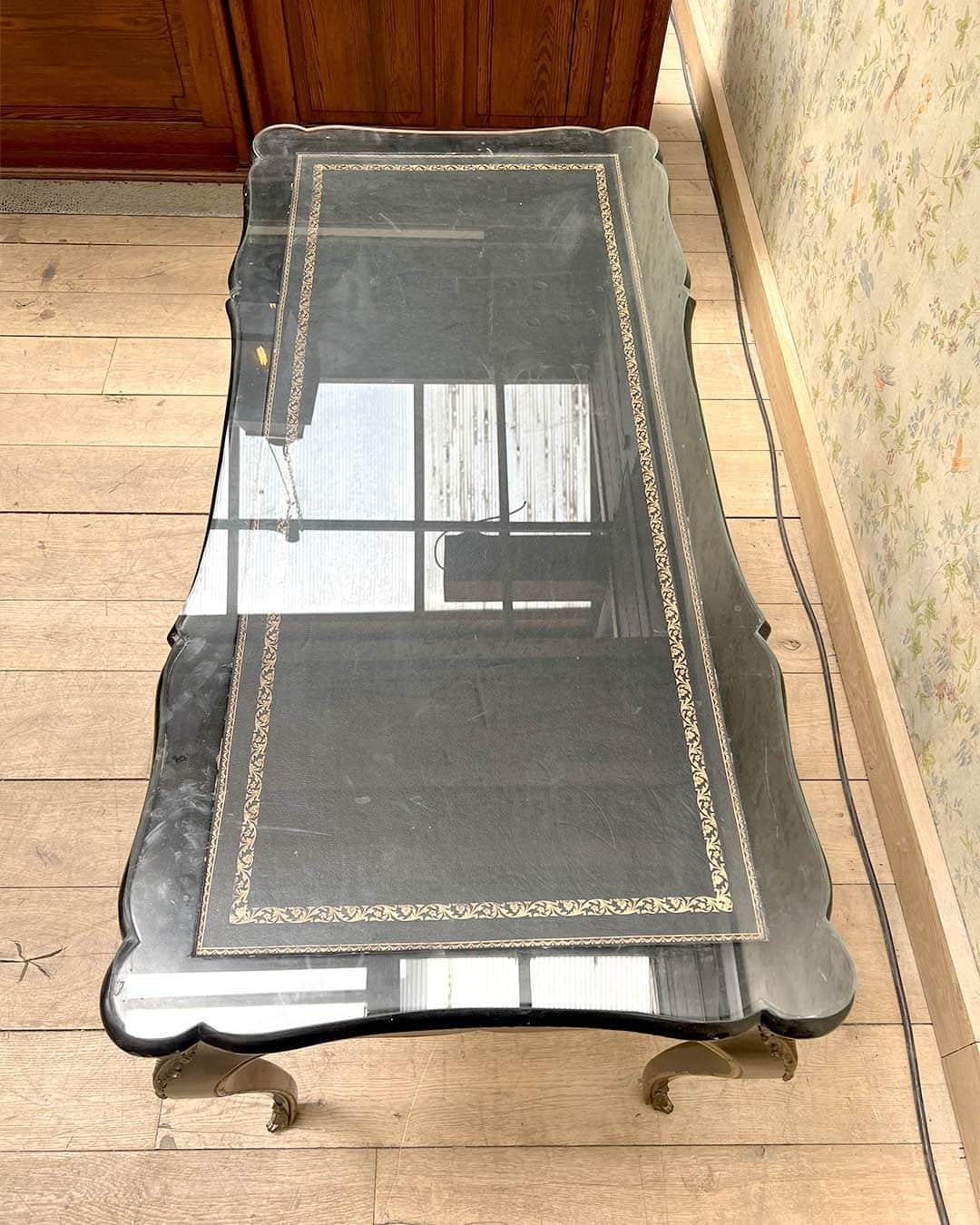 Bureau Plat de style Louis XV noirci et doré en vente 1