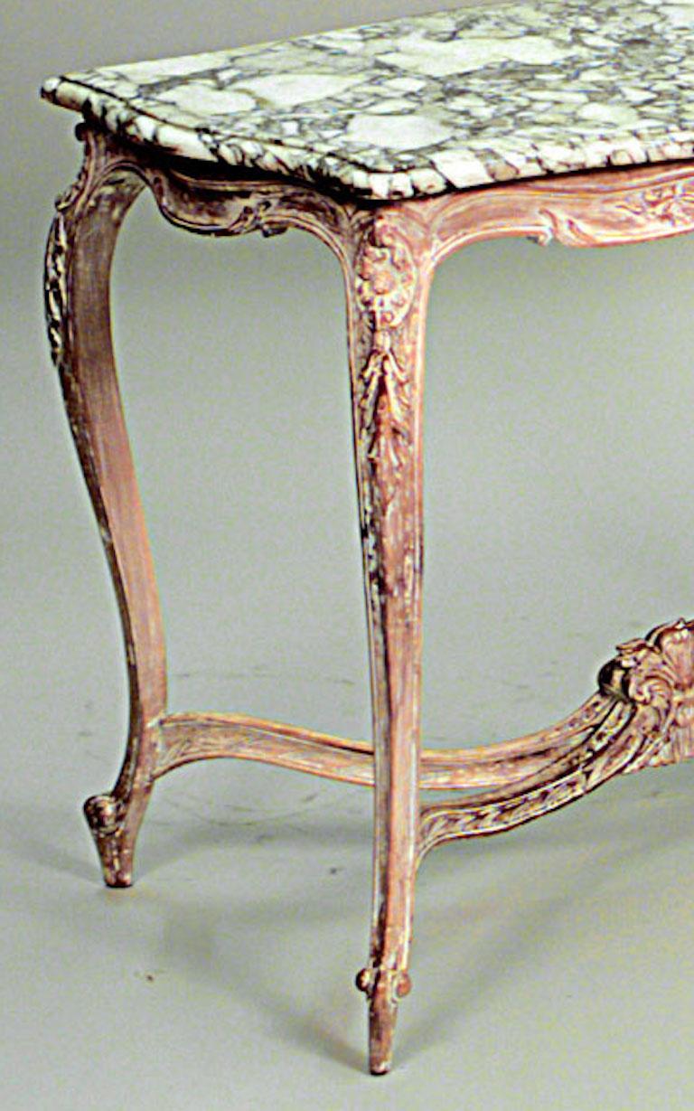Mesa de centro blanqueada de estilo Luis XV francés (s. XIX/XX) con tablero de mármol blanco de forma serpentina y bastidor tallado.
