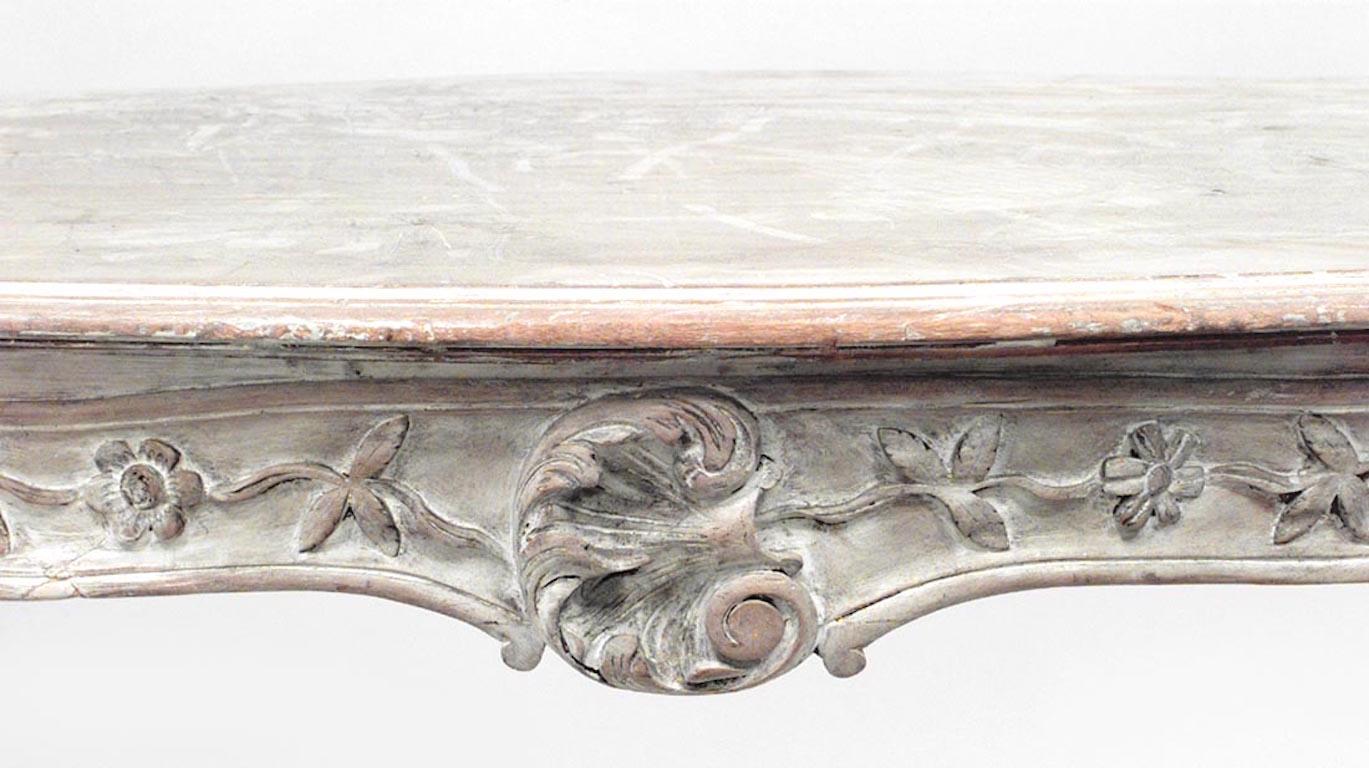 Blanchi Table centrale française blanchie de style Louis XV en vente