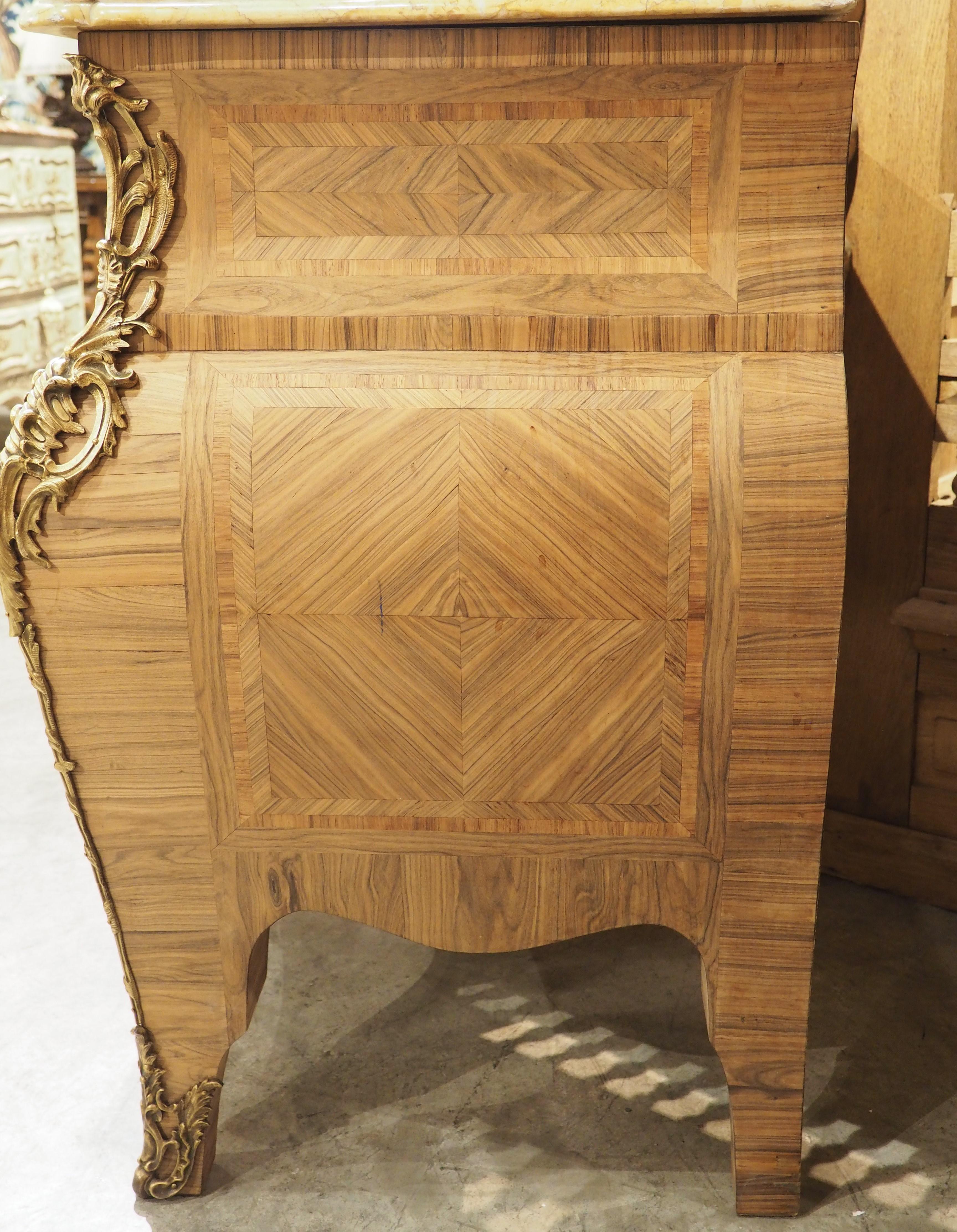 Commode francese in stile Luigi XV con intarsio sbiancato e piano in marmo, circa 1920 in vendita 5