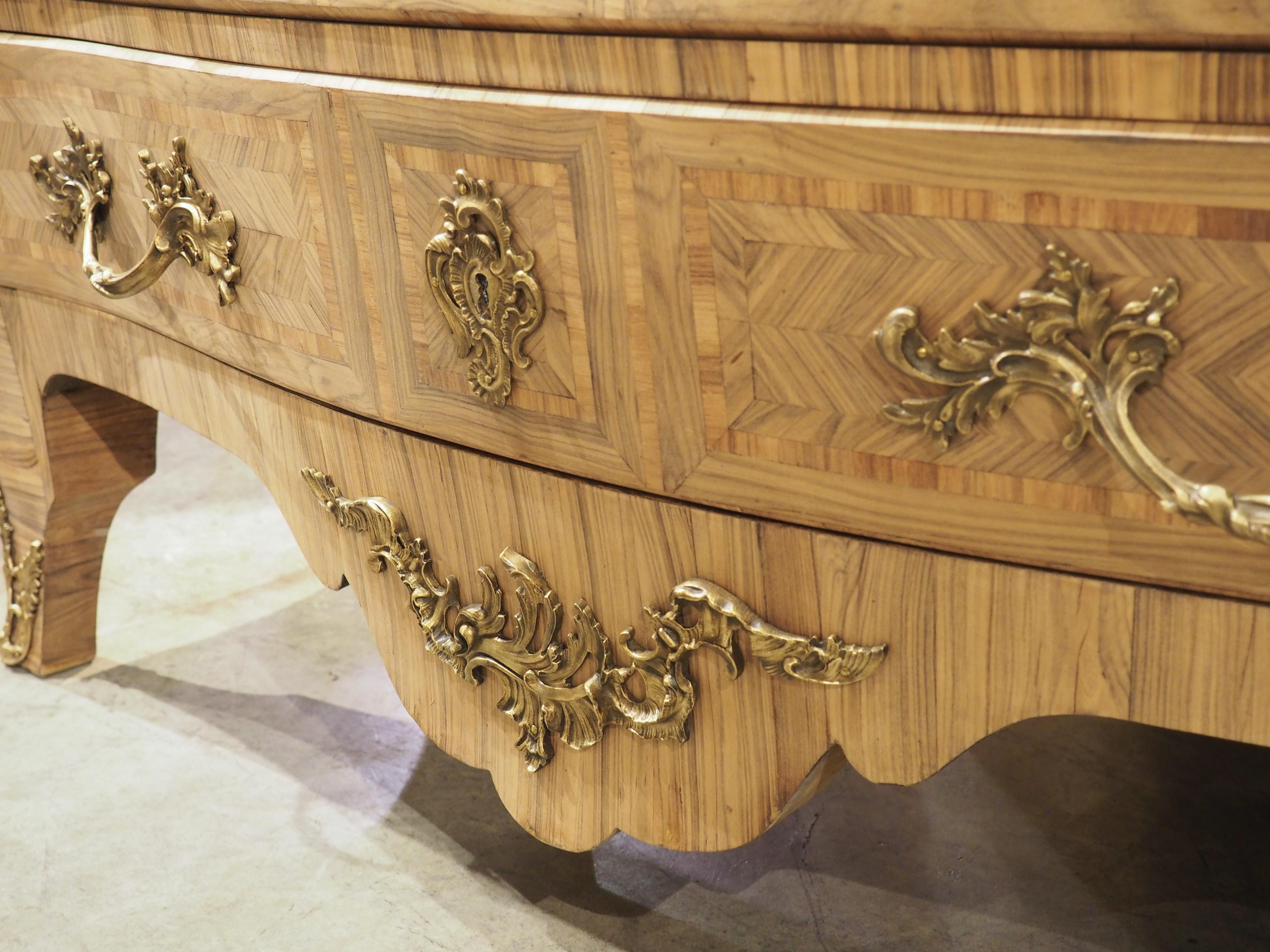 Commode francese in stile Luigi XV con intarsio sbiancato e piano in marmo, circa 1920 in vendita 6