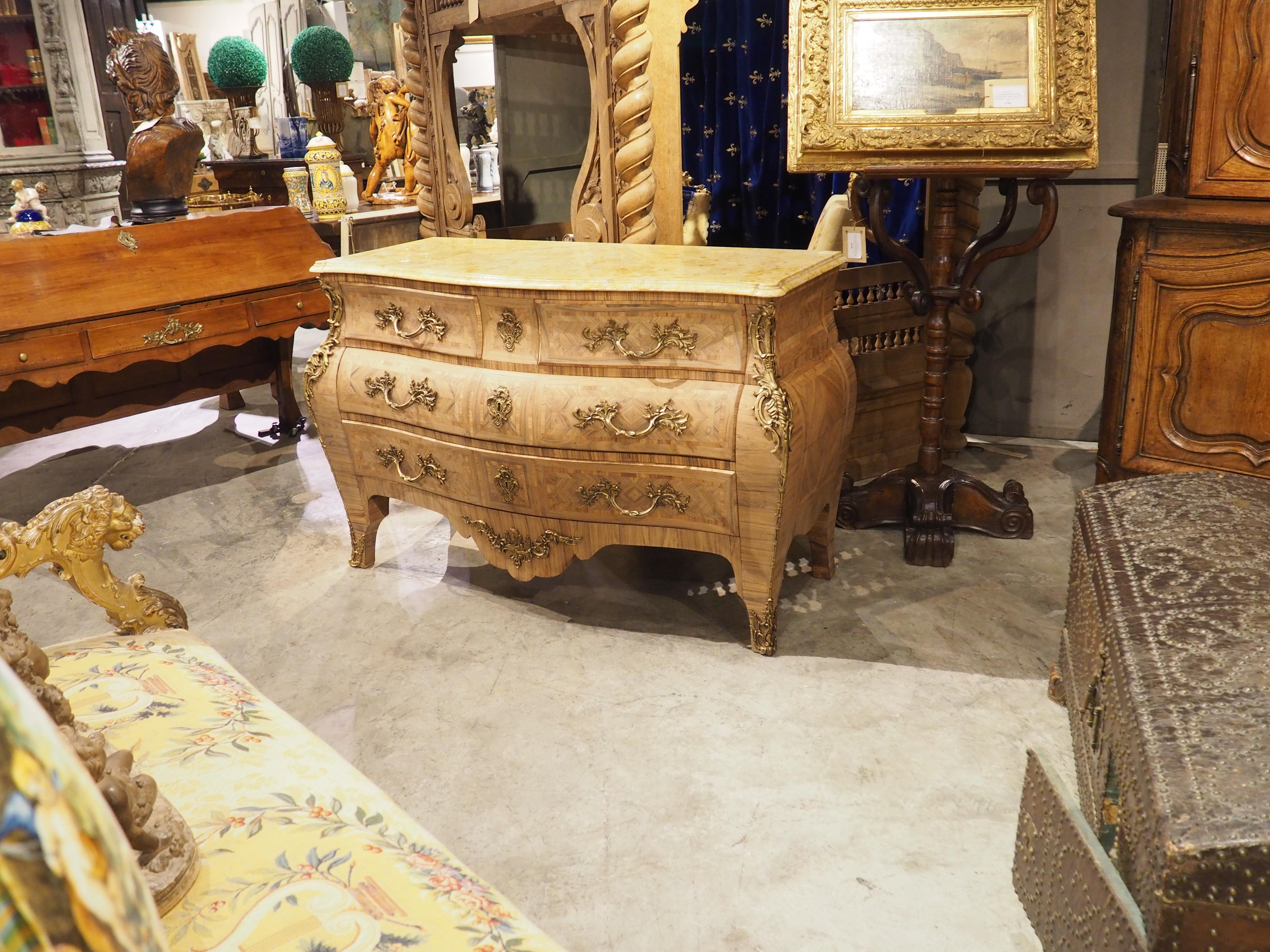Commode francese in stile Luigi XV con intarsio sbiancato e piano in marmo, circa 1920 in vendita 7
