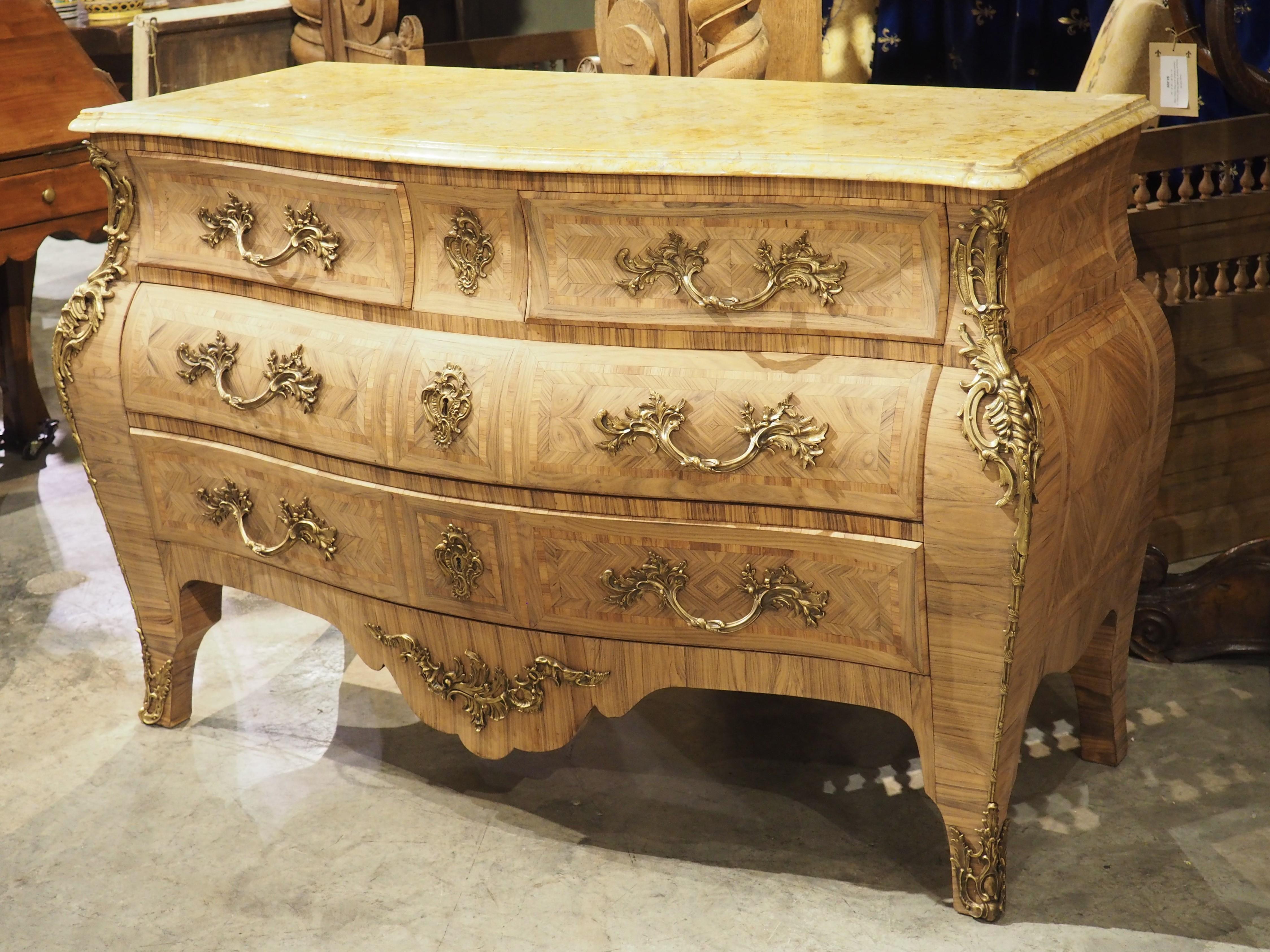 Commode francese in stile Luigi XV con intarsio sbiancato e piano in marmo, circa 1920 in vendita 8
