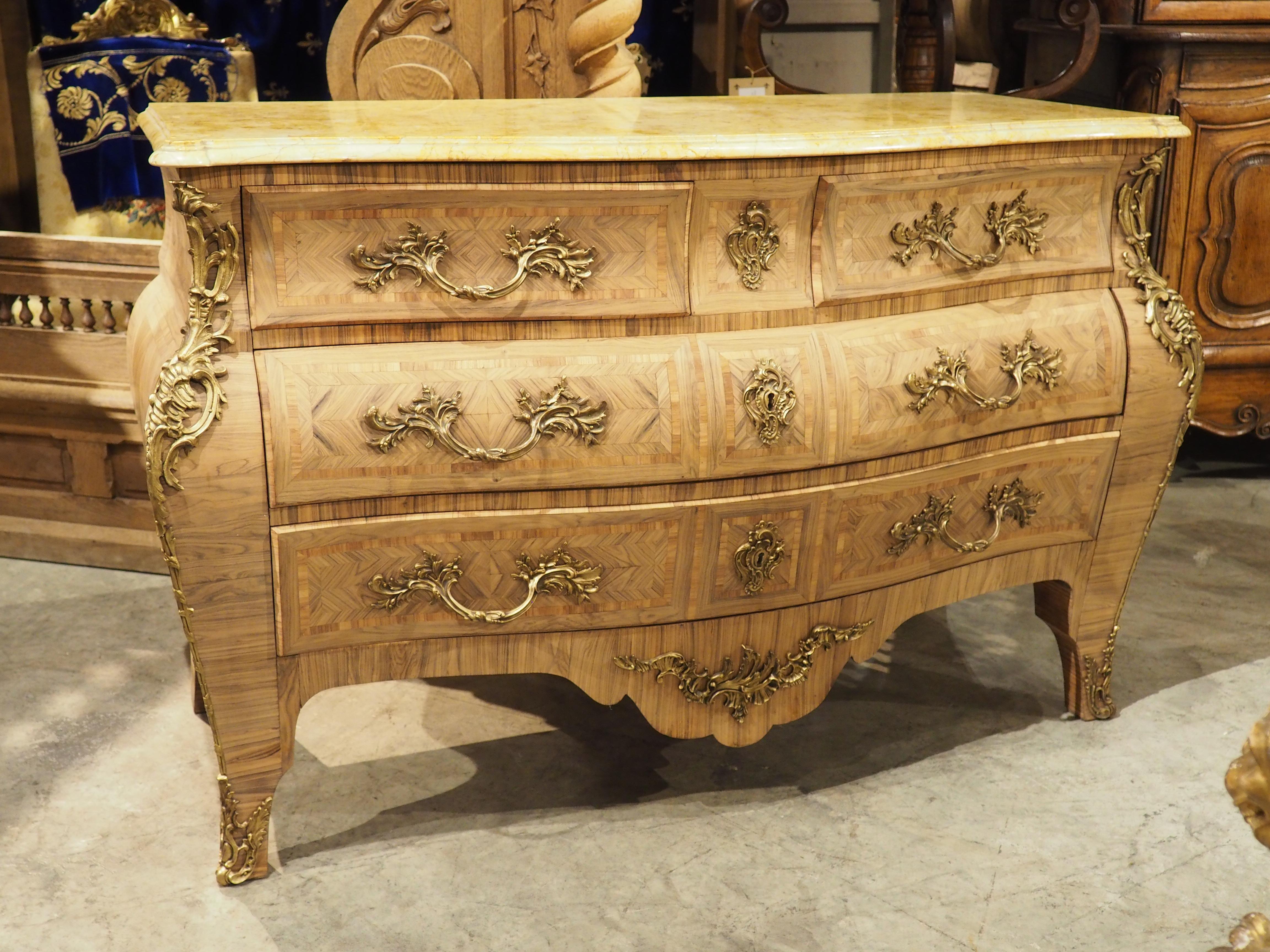 Commode francese in stile Luigi XV con intarsio sbiancato e piano in marmo, circa 1920 in vendita 10