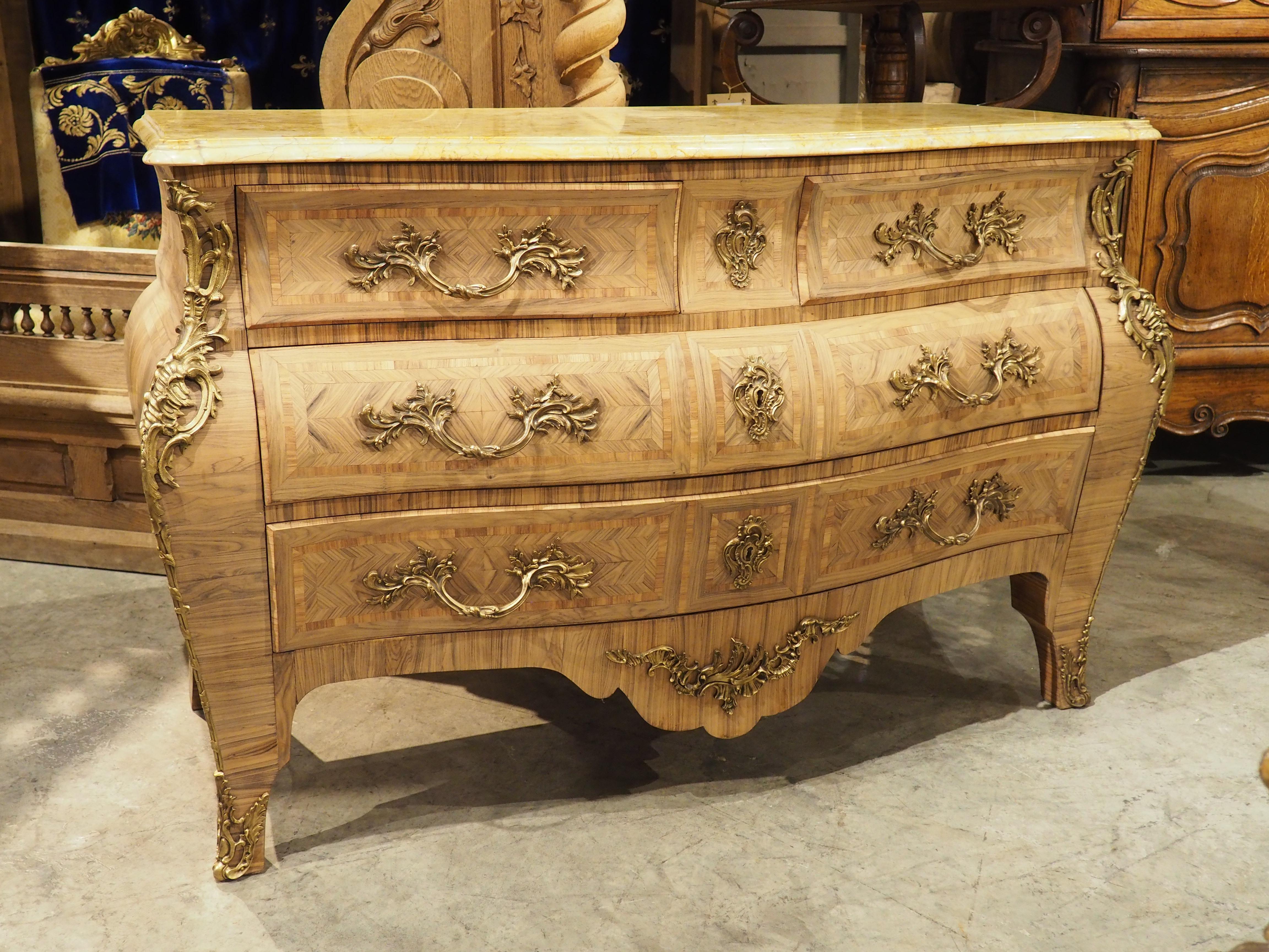 Commode francese in stile Luigi XV con intarsio sbiancato e piano in marmo, circa 1920 in vendita 11