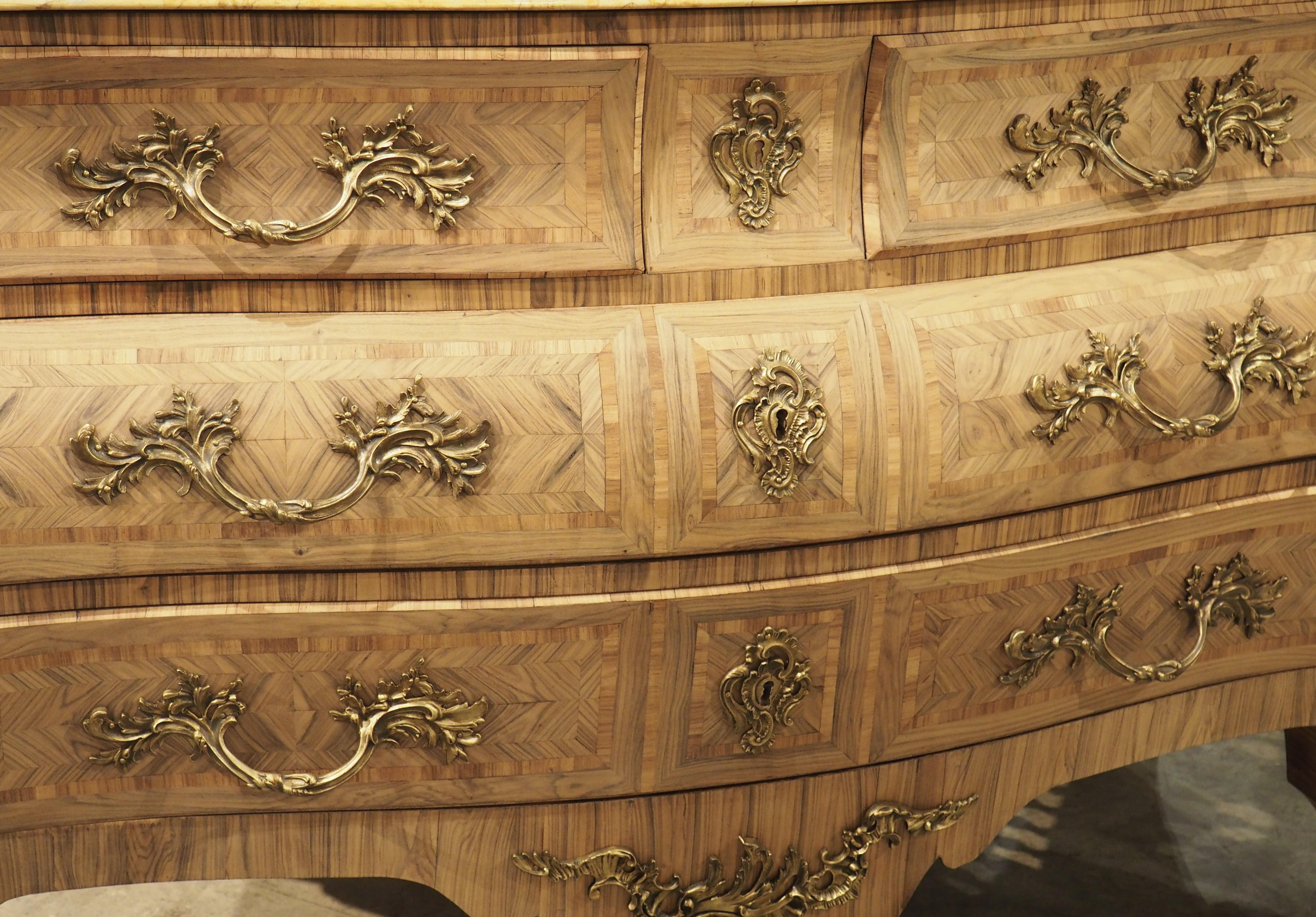 Le commodes Luigi XV, come questo splendido esemplare sbiancato degli anni '20, sono note per le loro linee morbide e gli squisiti motivi di intarsio. Nota le curve esagerate dei lati e del frontale che esaltano la forma elegante della nostra