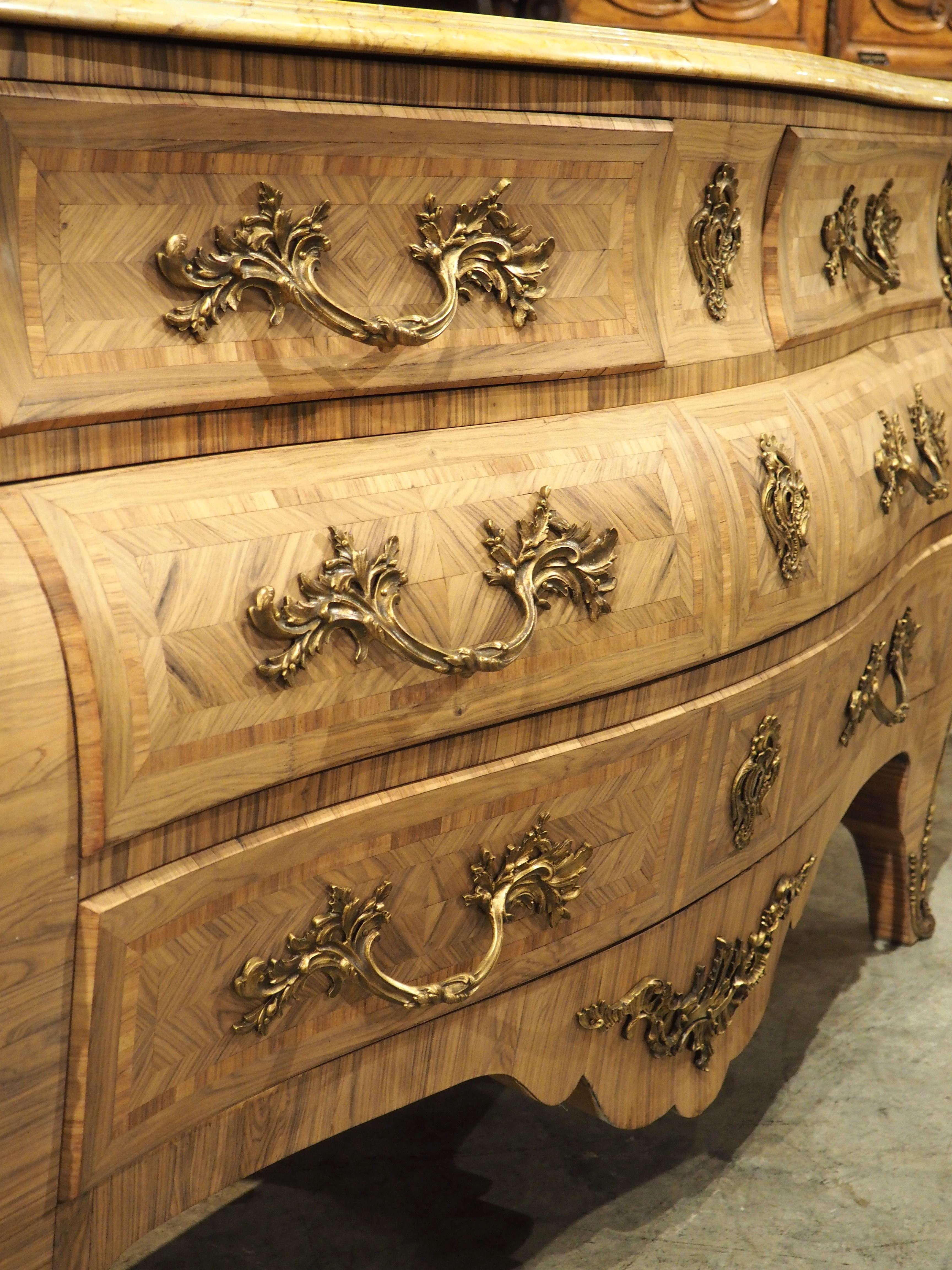Francese Commode francese in stile Luigi XV con intarsio sbiancato e piano in marmo, circa 1920 in vendita
