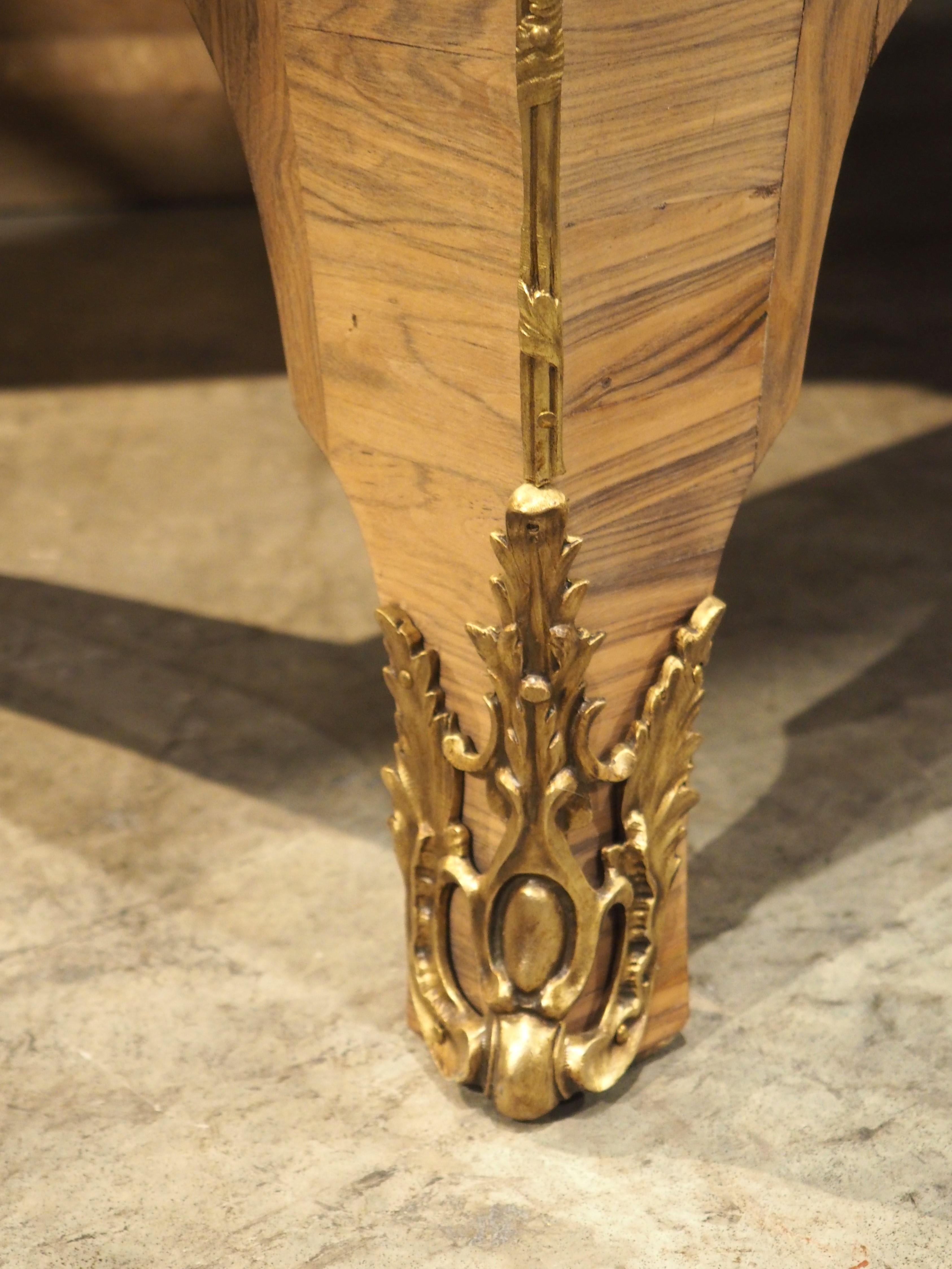 Intagliato a mano Commode francese in stile Luigi XV con intarsio sbiancato e piano in marmo, circa 1920 in vendita