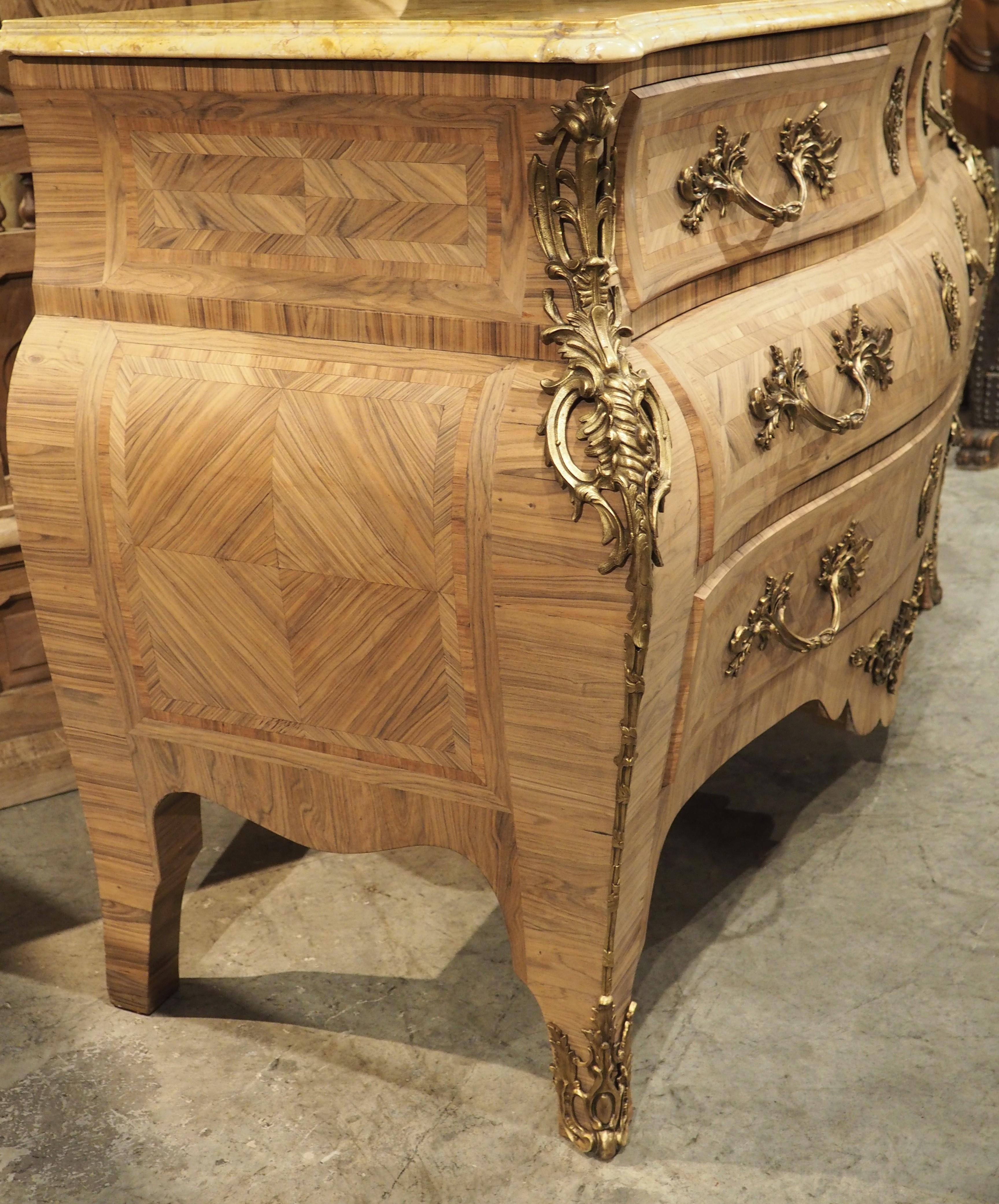 Commode francese in stile Luigi XV con intarsio sbiancato e piano in marmo, circa 1920 In condizioni buone in vendita a Dallas, TX
