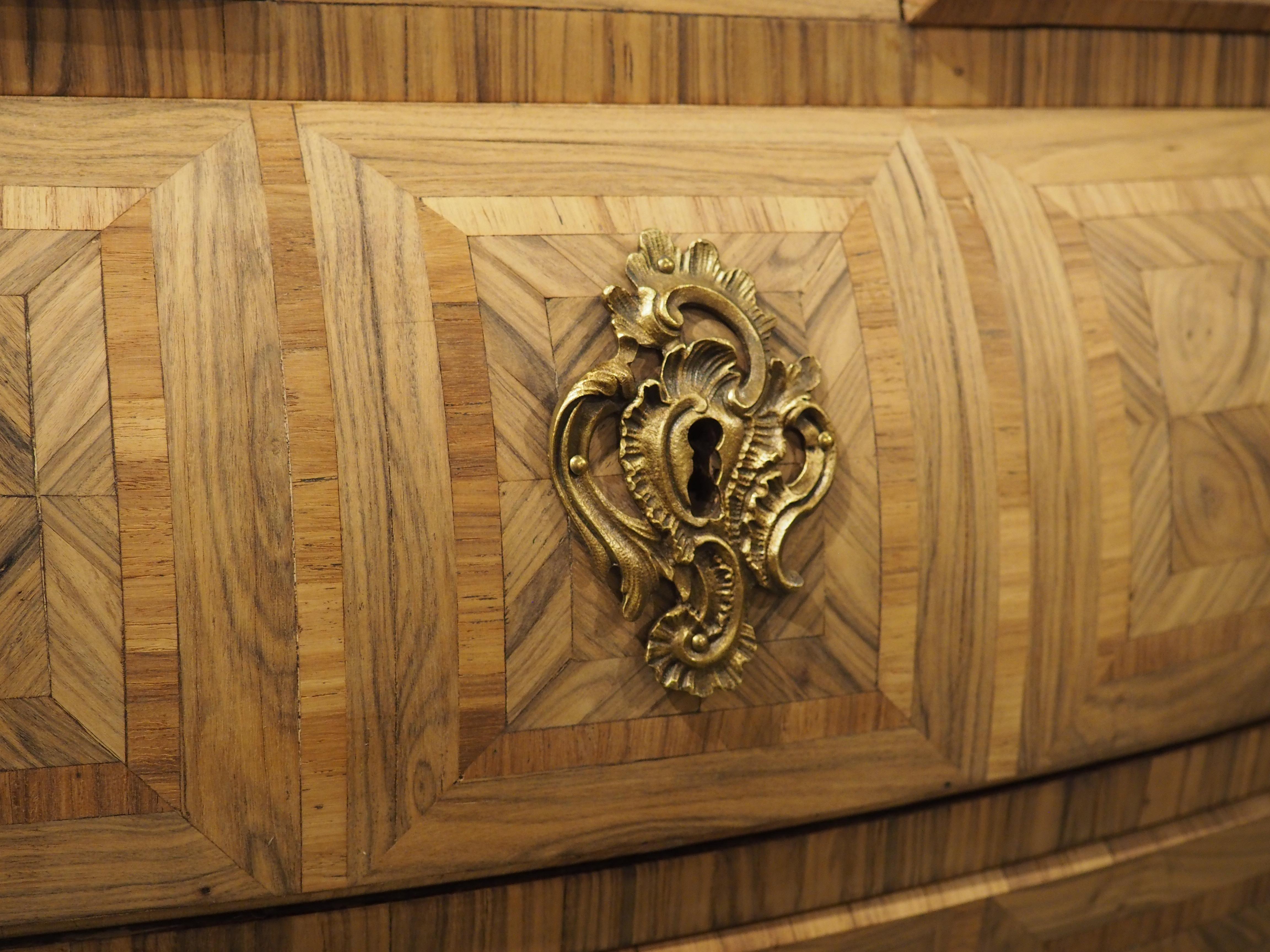 Inizio XX secolo Commode francese in stile Luigi XV con intarsio sbiancato e piano in marmo, circa 1920 in vendita