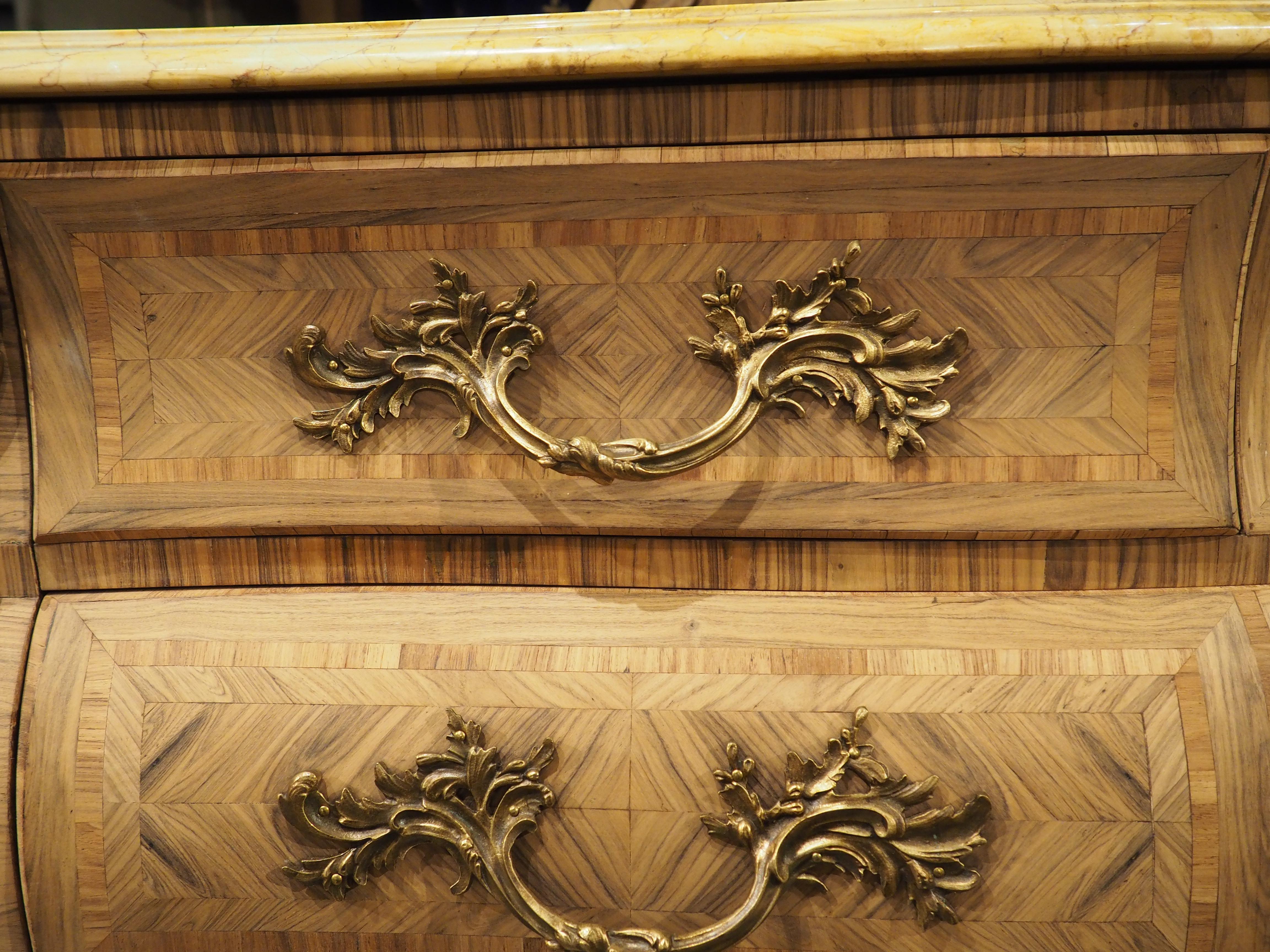Metallo Commode francese in stile Luigi XV con intarsio sbiancato e piano in marmo, circa 1920 in vendita