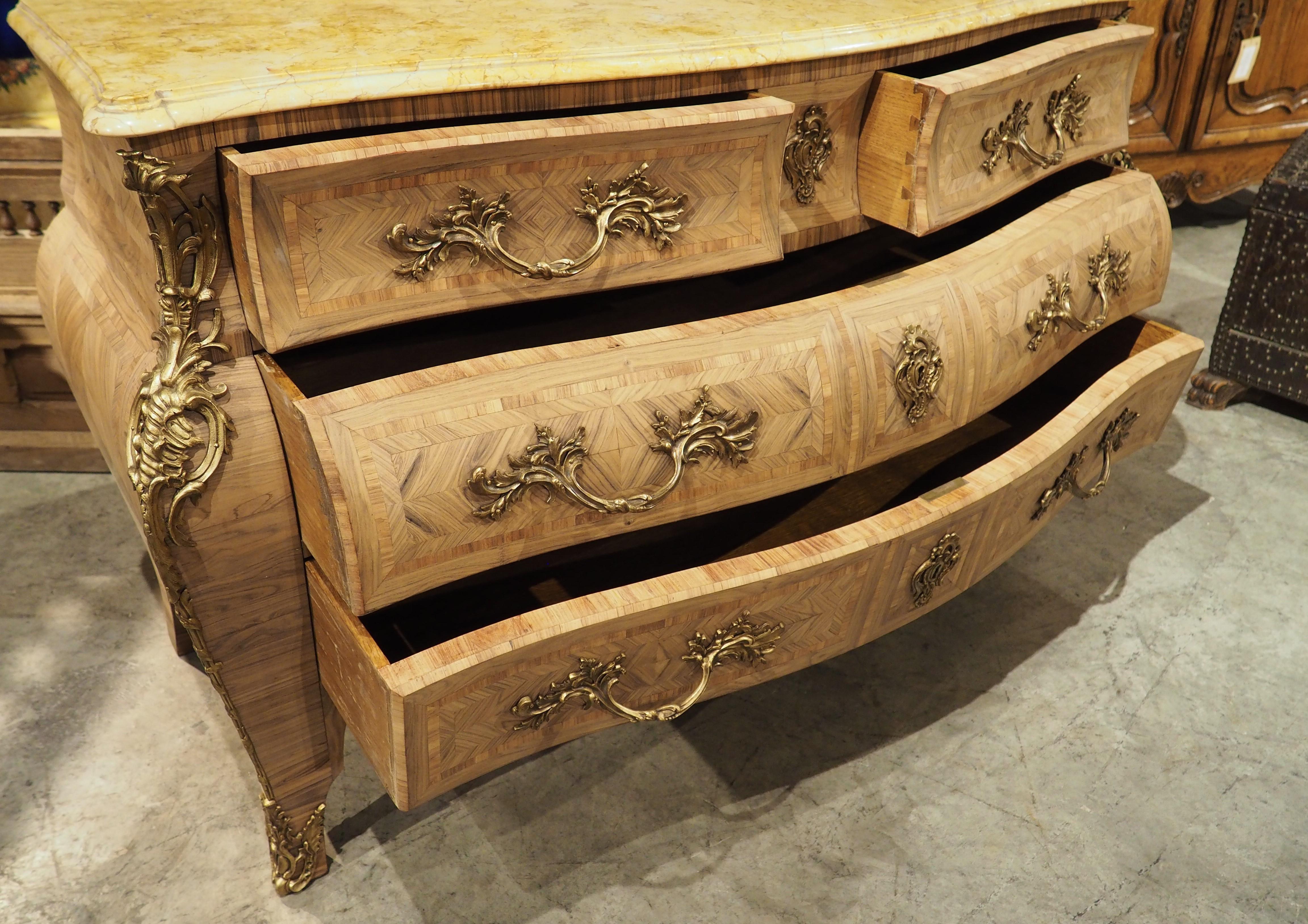 Commode francese in stile Luigi XV con intarsio sbiancato e piano in marmo, circa 1920 in vendita 1