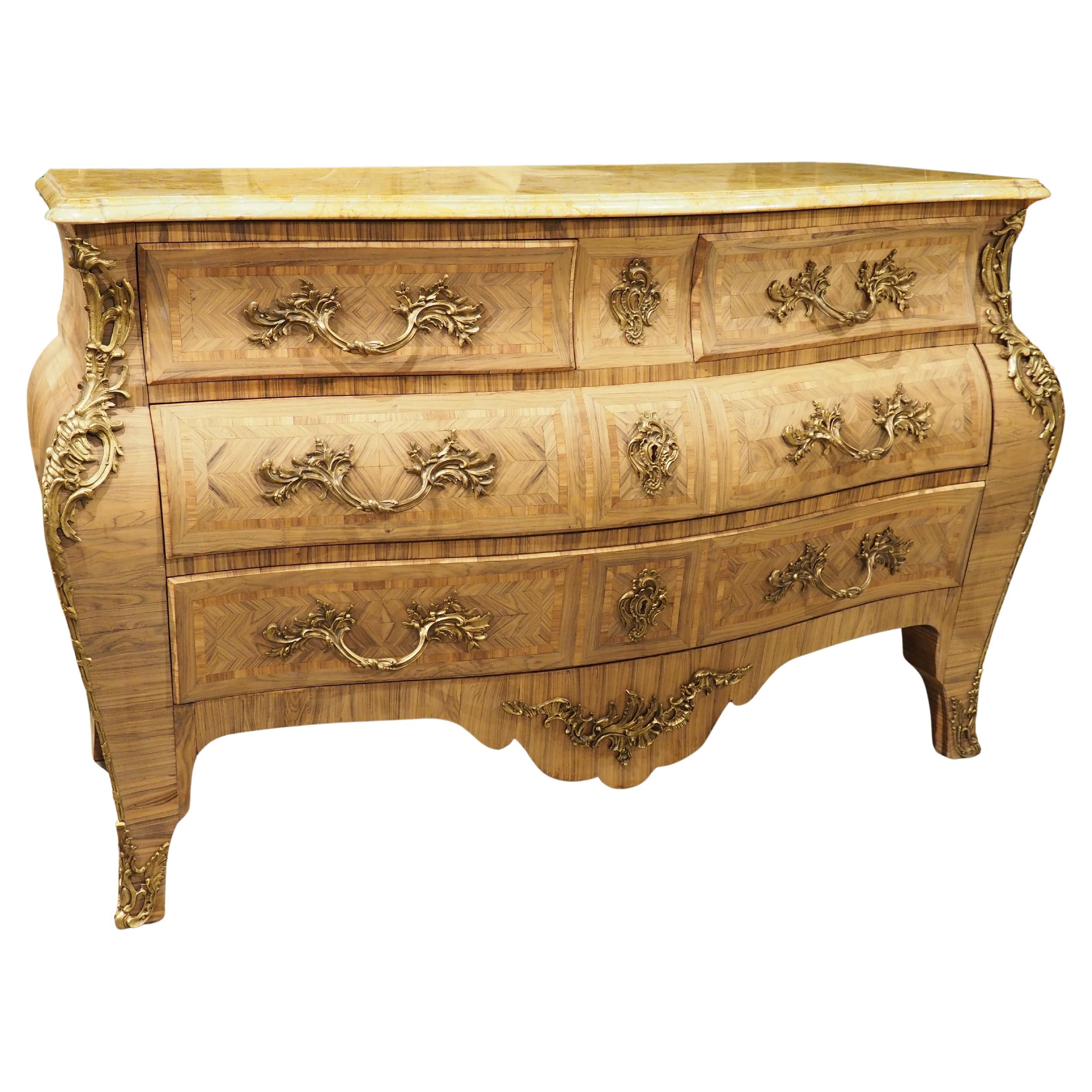 Commode francese in stile Luigi XV con intarsio sbiancato e piano in marmo, circa 1920 in vendita