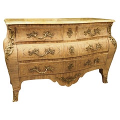 Commode francese in stile Luigi XV con intarsio sbiancato e piano in marmo, circa 1920