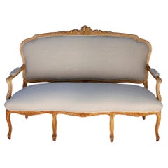 Canapé français de style Louis XV en noyer blanchi et lin belge