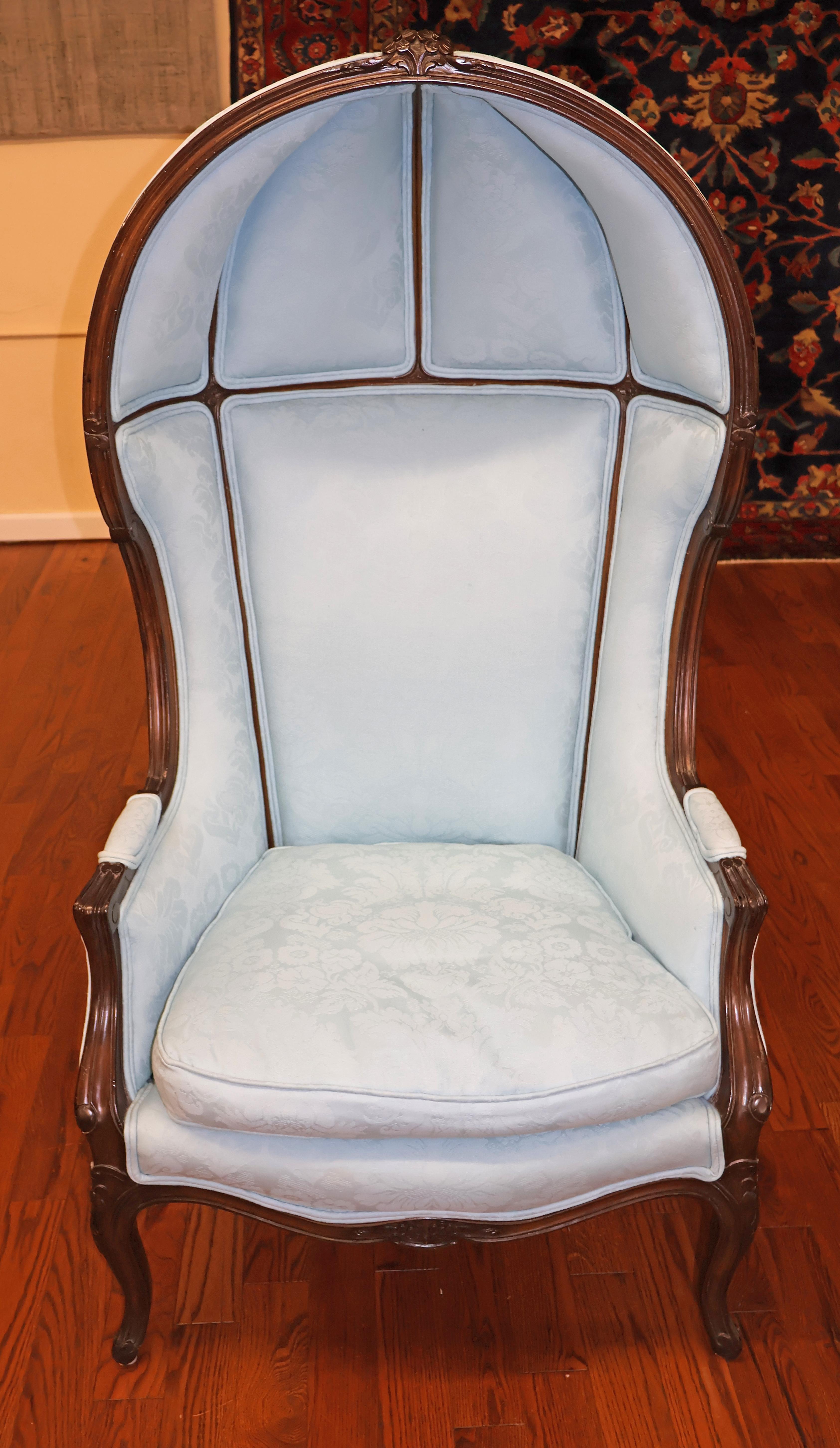 French Louis XV Style Blue Damask Fabric Hooded Porters Chair

Dimensions : 53