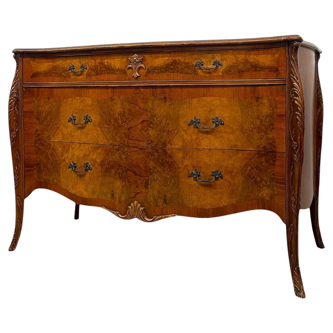 Commode francese a 3 cassetti in legno di bosso in stile Luigi XV con dettagli intagliati
