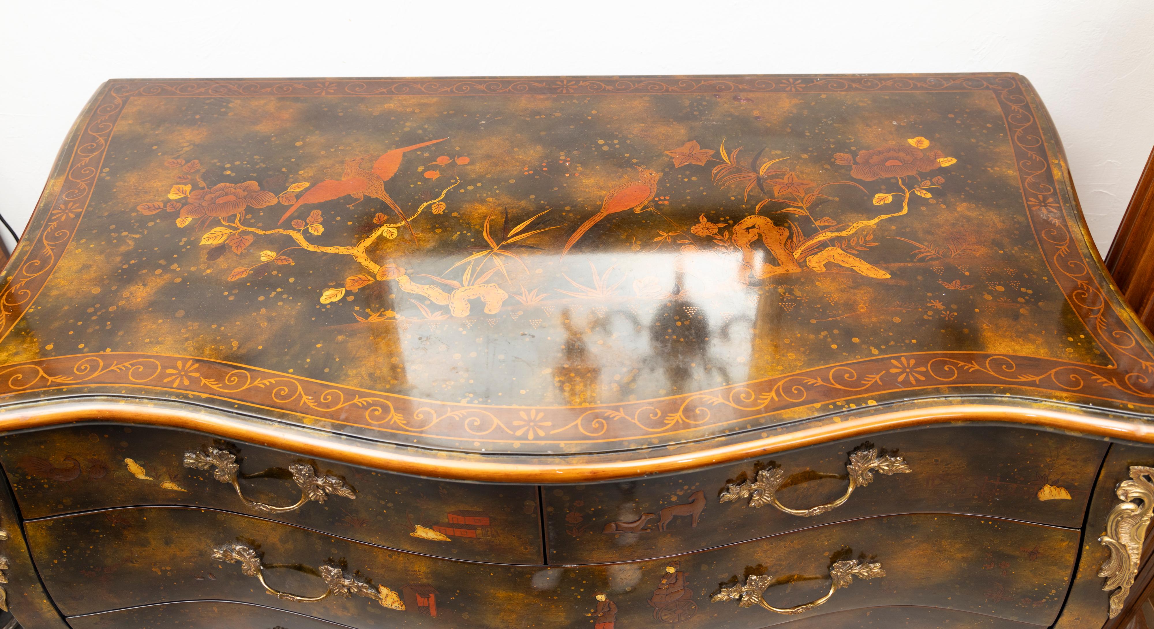 Cómoda Francesa Estilo Luis XV Bombe Chinoiserie Lacada en Bueno estado para la venta en WEST PALM BEACH, FL