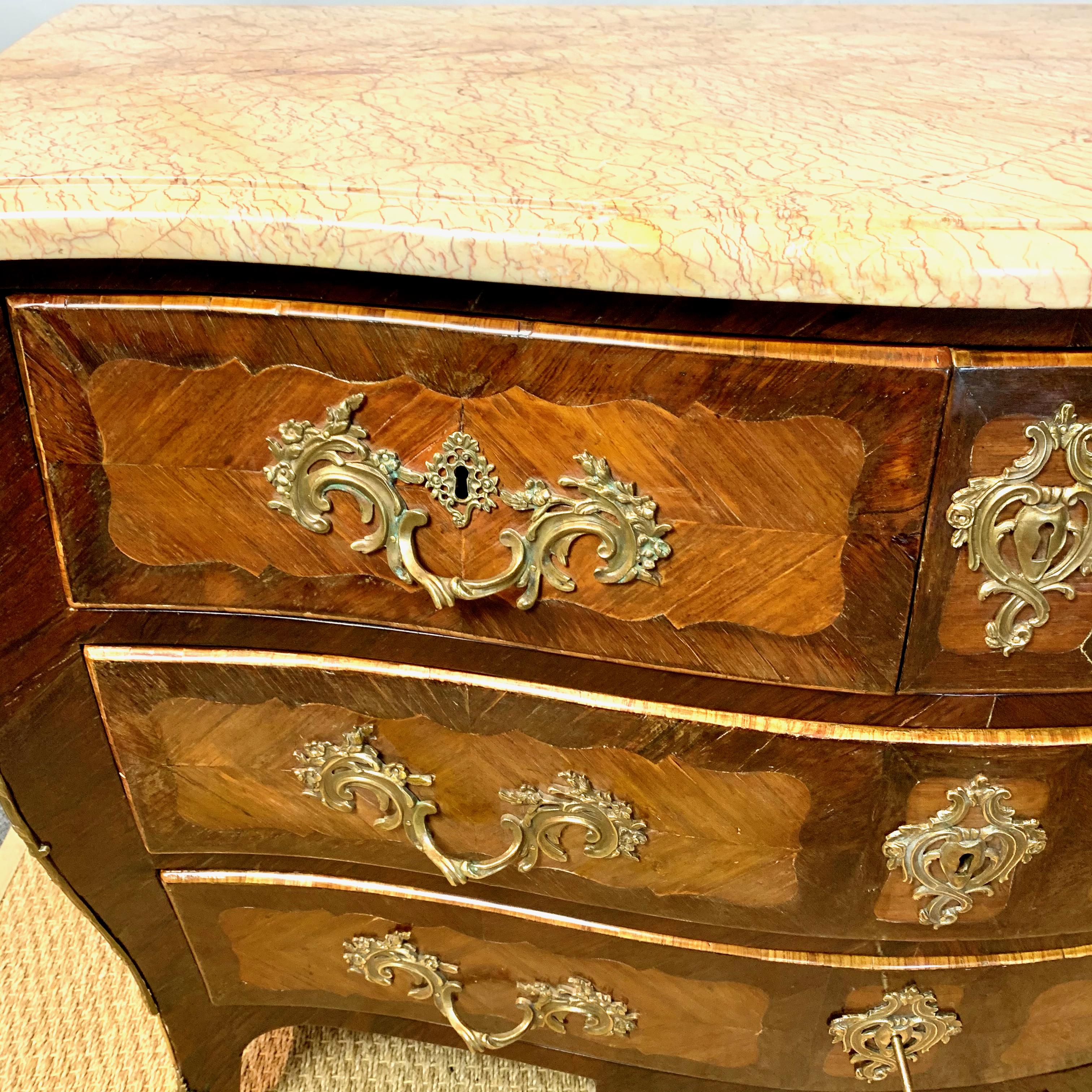 French Louis XV Style Bombé Commode In Good Condition For Sale In Kilmarnock, VA