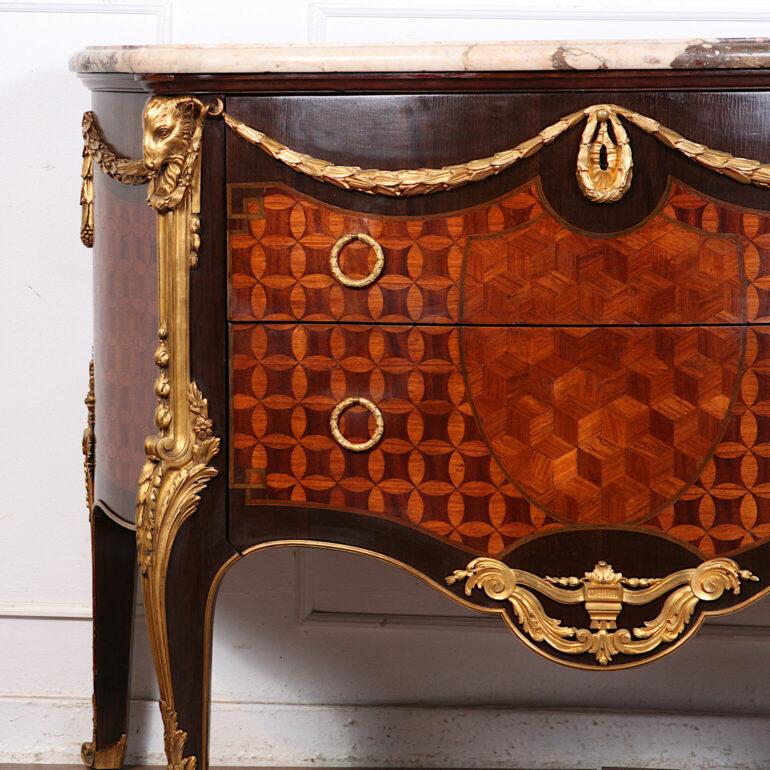 French Louis XV style bombe commode with gilt mounts of exceptional quality and marquetry details. XXth Century French production.