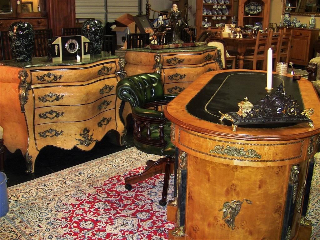 Gorgeous matching pair of Louis XV style Bombe Commodes from circa 1920.

These two Commodes are made from yew wood which makes them quite rare.
Most Commodes of this style were made with walnut, kingwood or even sometimes olive wood.

The use