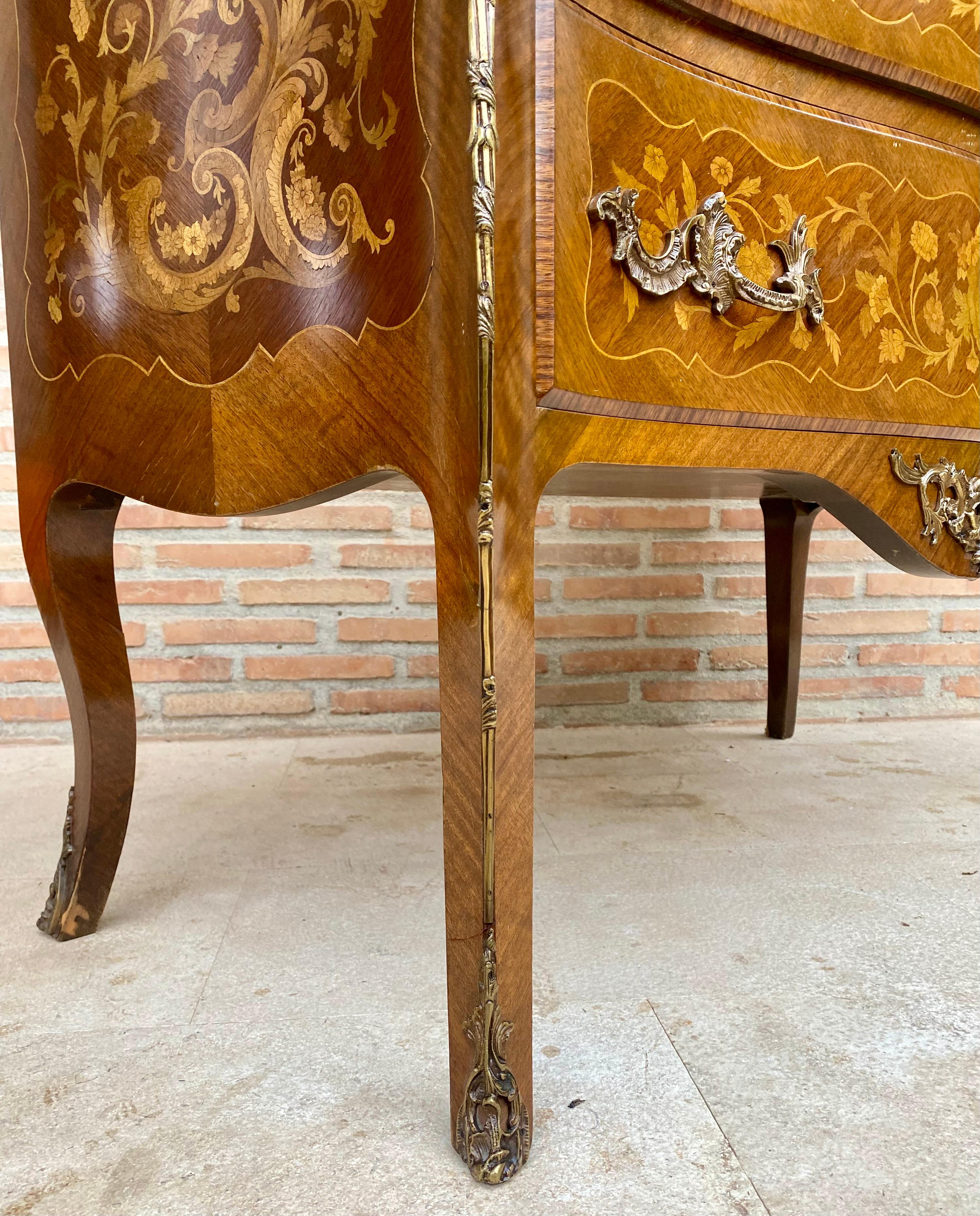 Commodo francese in stile Luigi XV Bombé in legno satinato intarsiato e ornato, 1940 in vendita 4